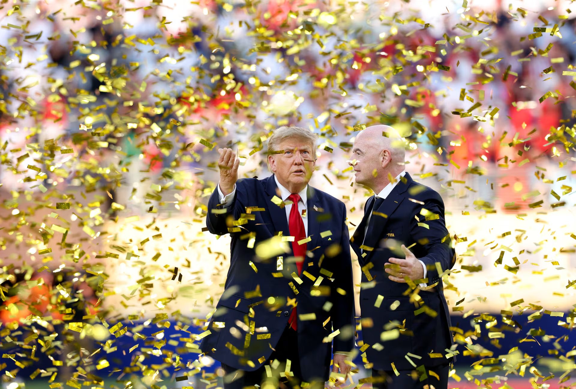 El presidente de Estados Unidos, Donald Trump, y el presidente de la FIFA, Gianni Infantino, observan tras entregar el trofeo de campe&oacute;n de la Copa Mundial de la FIFA a Espa&ntilde;a 