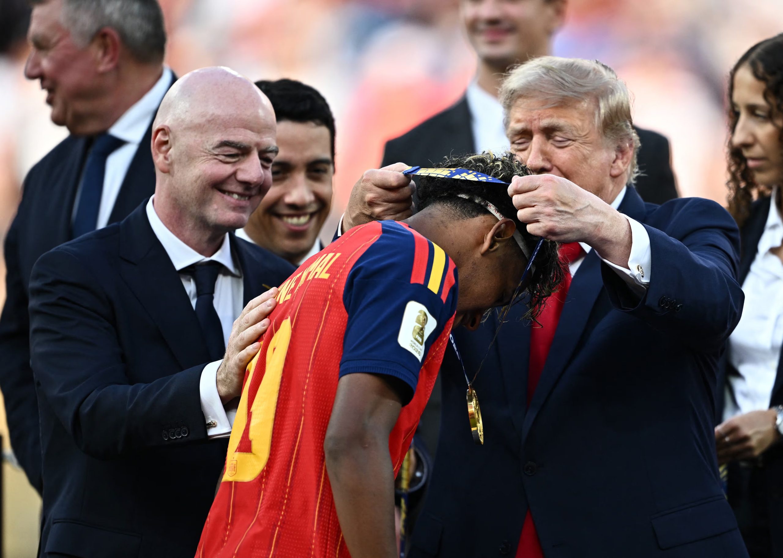 Lamine Yamal, de Espa&ntilde;a, recibe su medalla de campe&oacute;n del presidente de Estados Unidos, Donald Trump, mientras el presidente de la FIFA, Gianni Infantino, observa