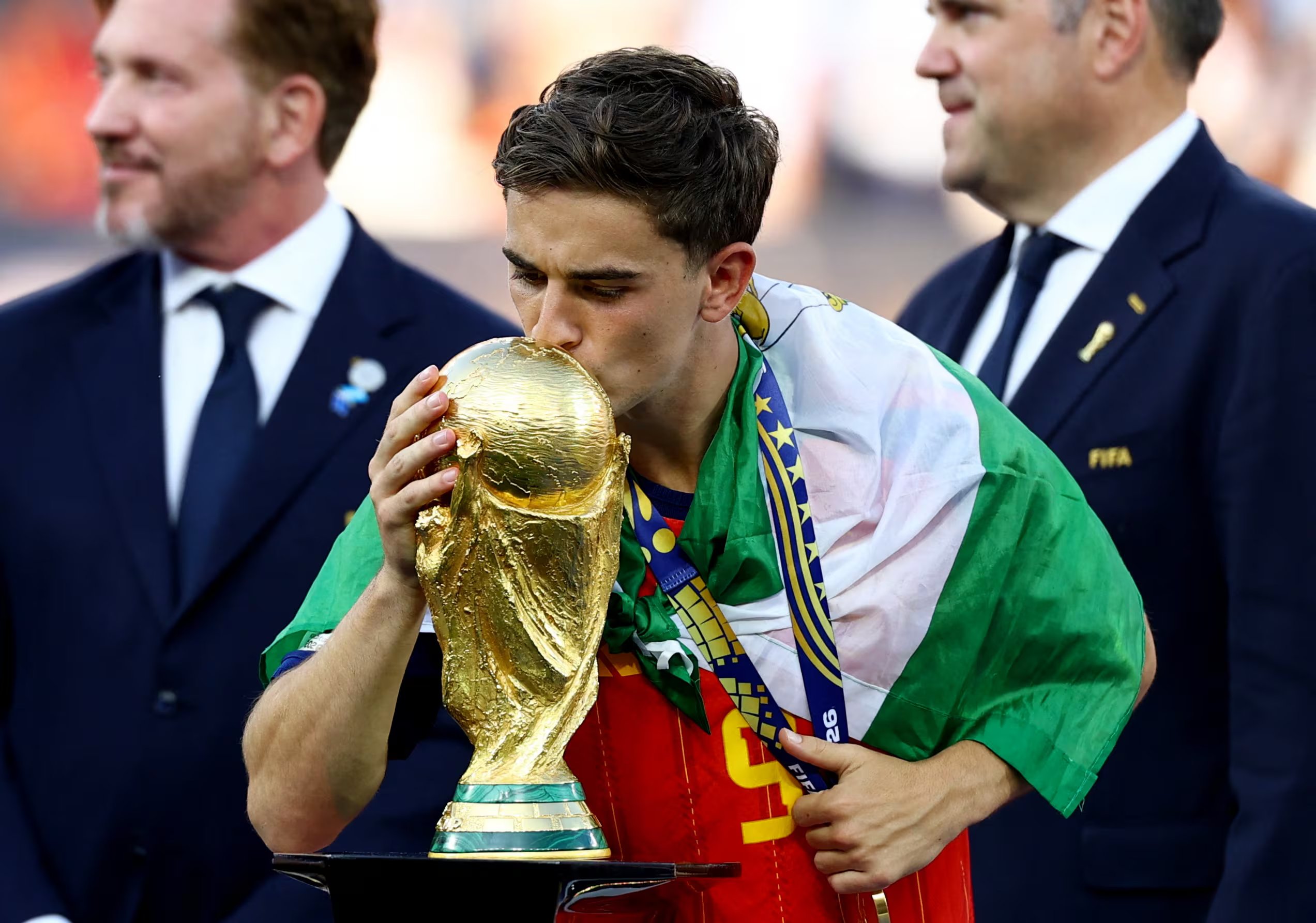 Gavi, de Espa&ntilde;a, besa el trofeo antes de la entrega tras ganar la final de la Copa Mundial