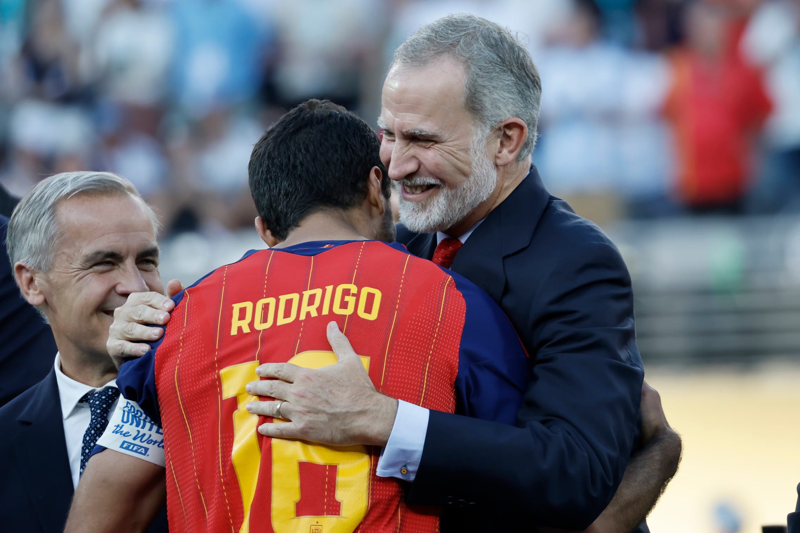 El rey Felipe VI de Espa&ntilde;a felicita a Rodri Hern&aacute;ndez de Espa&ntilde;a