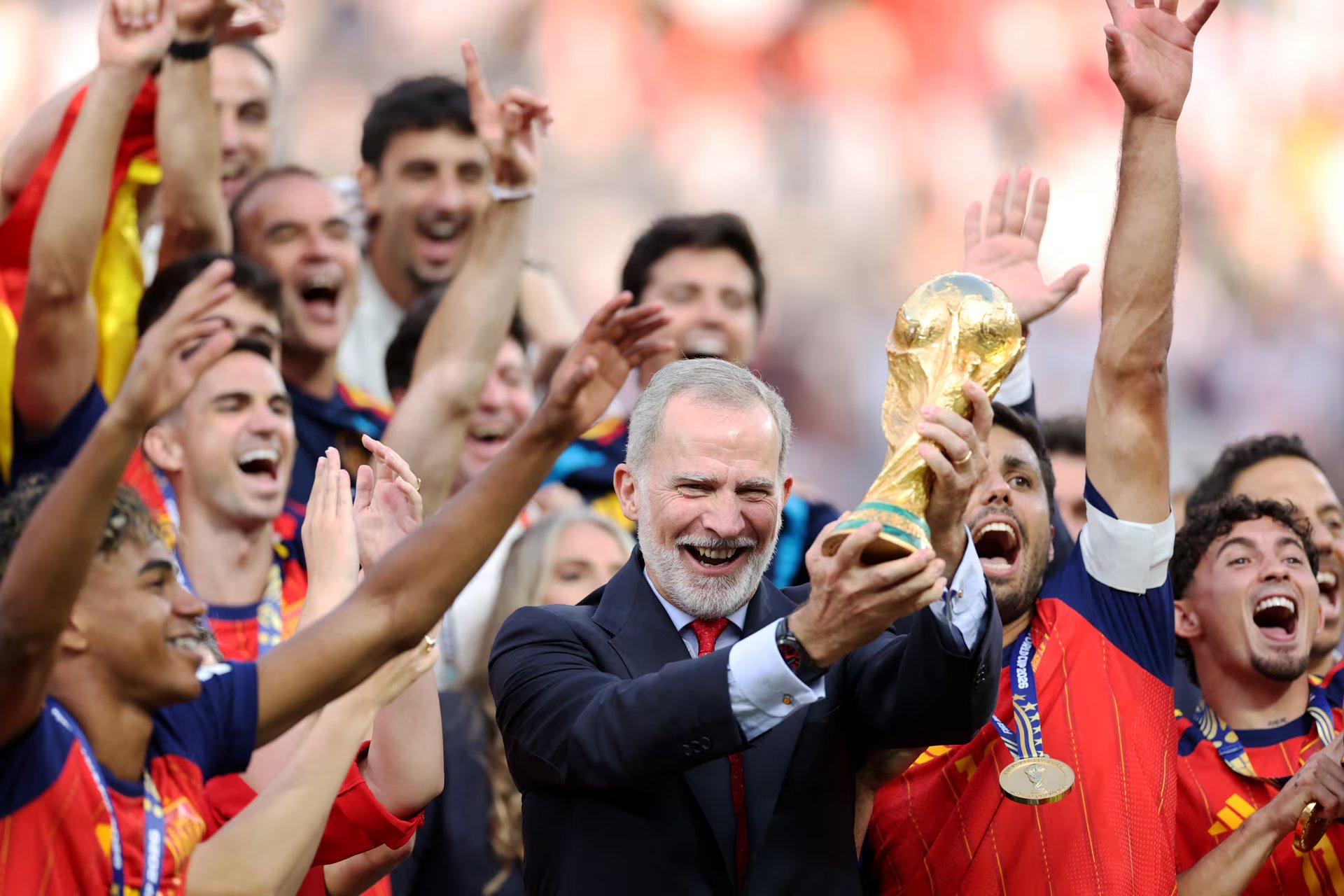 El rey de Espa&ntilde;a celebra junto a los jugadores