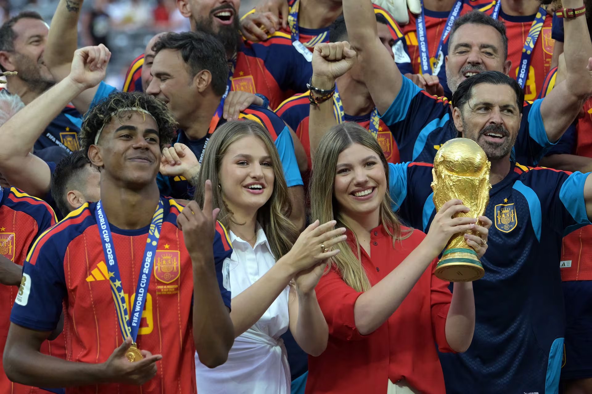 La princesa Sof&iacute;a de Espa&ntilde;a (derecha) levanta el trofeo rodeada por el delantero espa&ntilde;ol n&uacute;mero 19, Lamine Yamal (izquierda), y la princesa Leonor, tras la victoria de la selecci&oacute;n espa&ntilde;ola en la final del Mundial de F&uacute;tbol de 2026