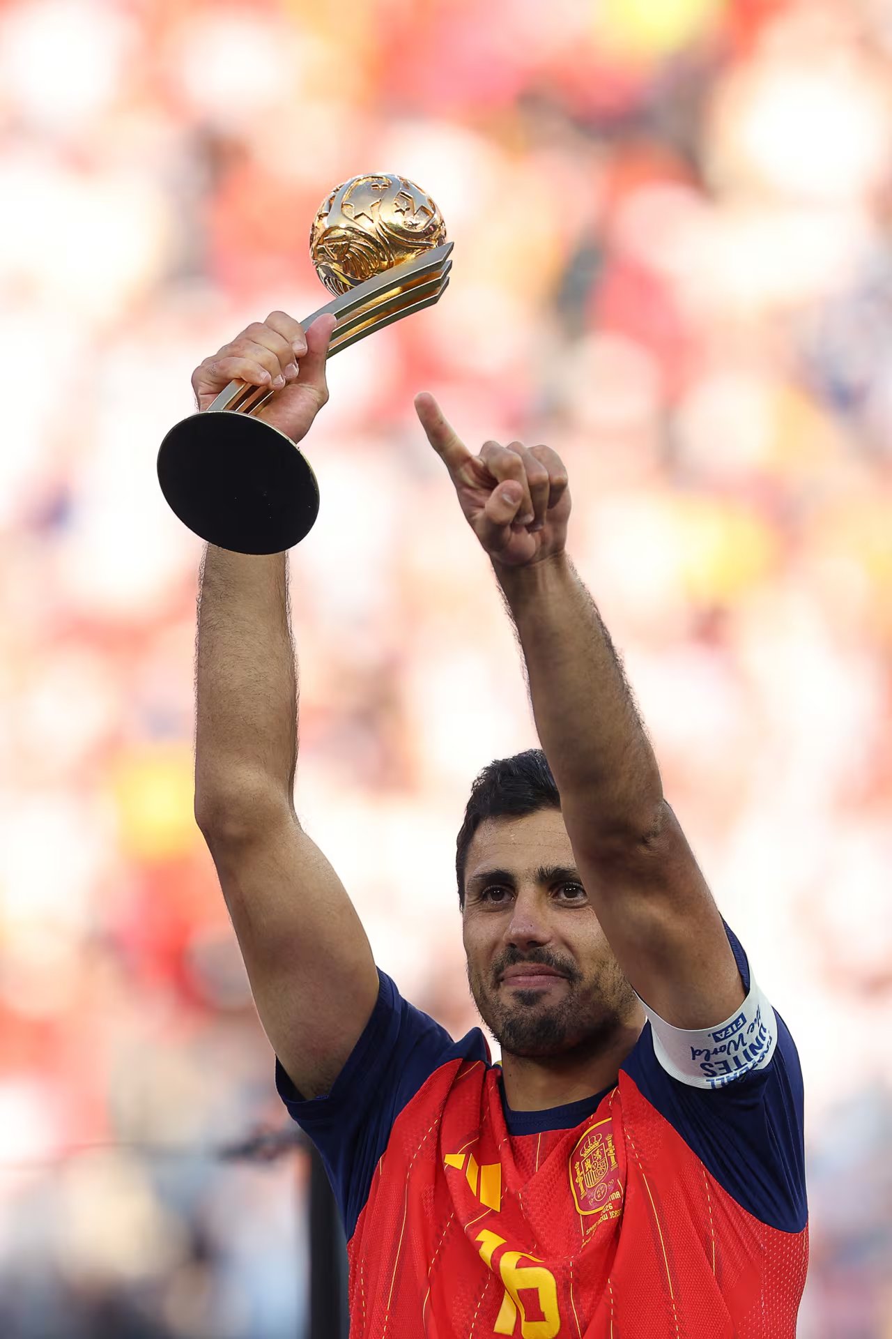 Rodri con su trofeo personal, el Bal&oacute;n de Oro
