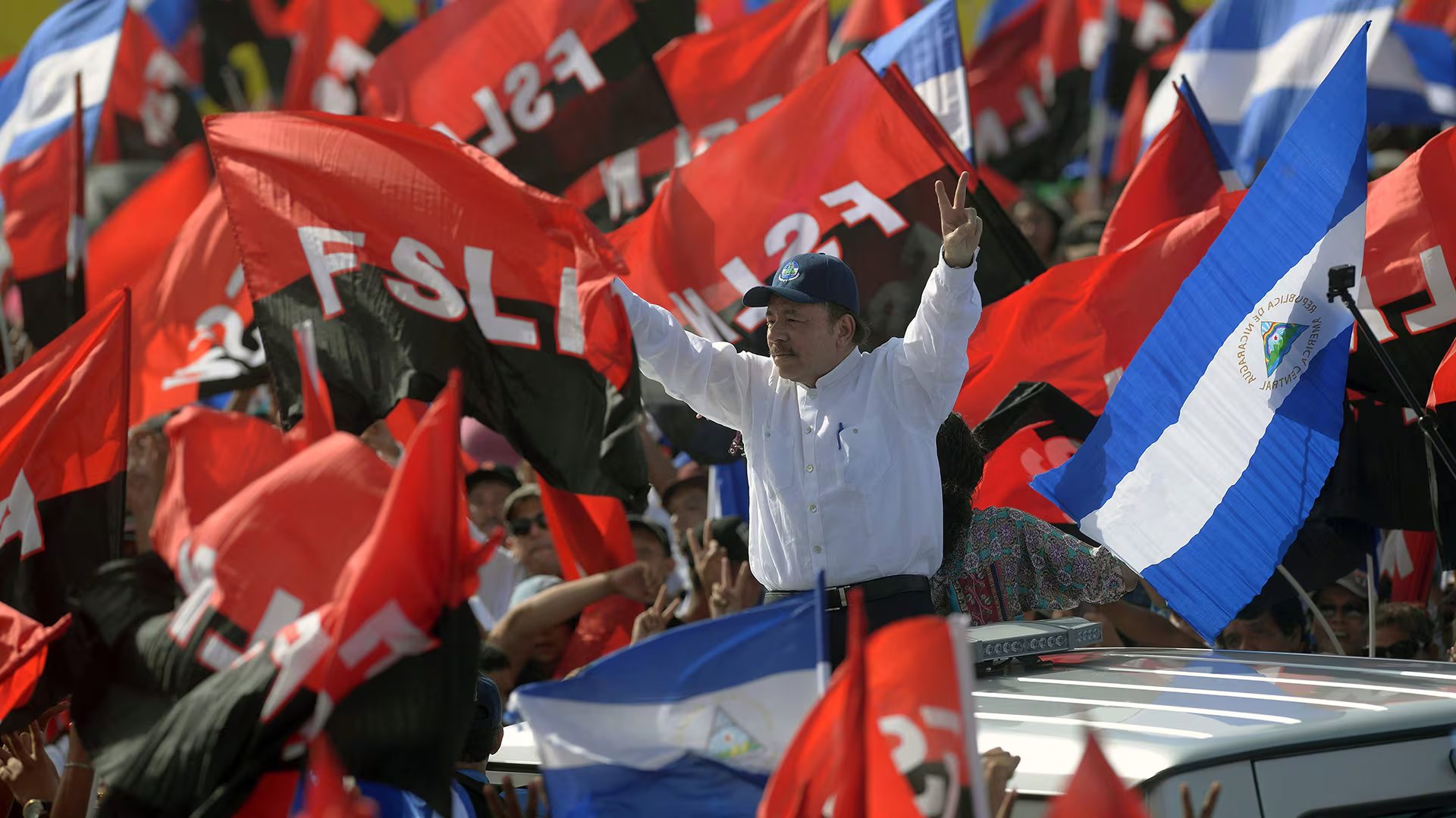 FOTO DE ARCHIVO: El presidente Daniel Ortega (C) llega para participar en la conmemoraci&oacute;n del 39.&ordm; aniversario de la Revoluci&oacute;n Sandinista en la plaza 