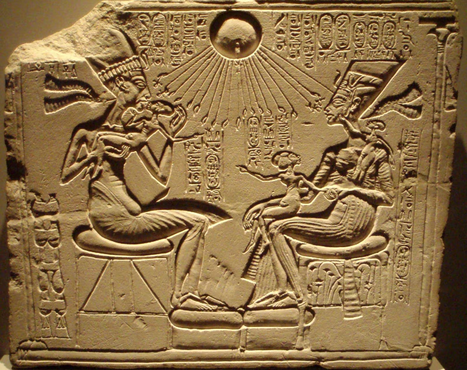 La correspondencia de Amarna abarca el final del reinado de Amenhotep III, el gobierno de Amenhotep IV o Akenat&oacute;n y los primeros a&ntilde;os de Tutankam&oacute;n