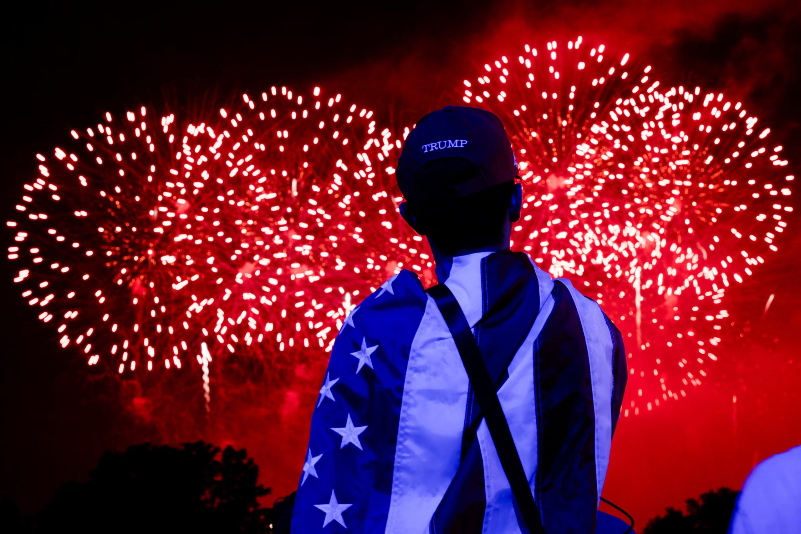 Una persona observa un espect&aacute;culo de fuegos artificiales en Washington D. C., Estados Unidos, el 5 de julio de 2026 (REUTERS/Evan Vucci)