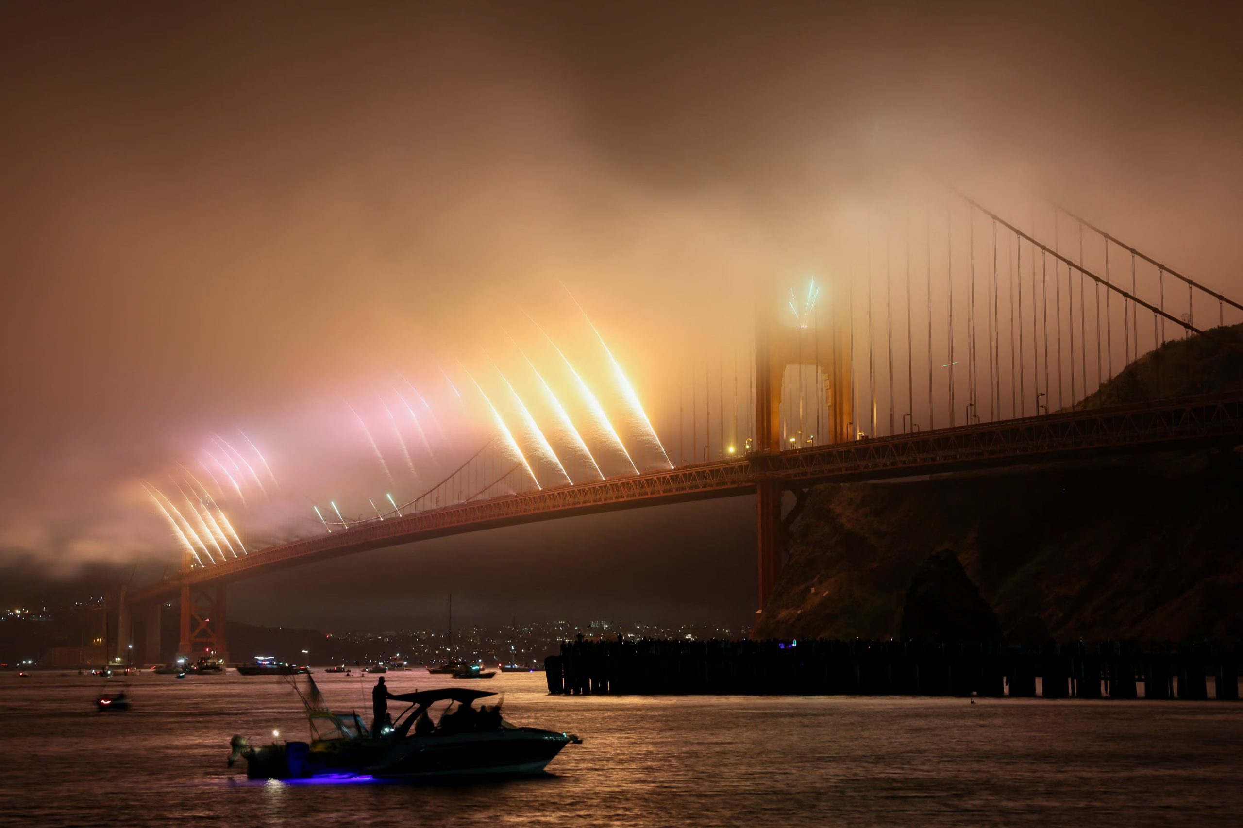 Fuegos artificiales iluminan el cielo sobre el puente Golden Gate con motivo del 250.&ordm; aniversario de Estados Unidos en el D&iacute;a de la Independencia, en San Francisco, California (EE. UU.), el 4 de julio de 2026 (REUTERS/Manuel Orbegozo)