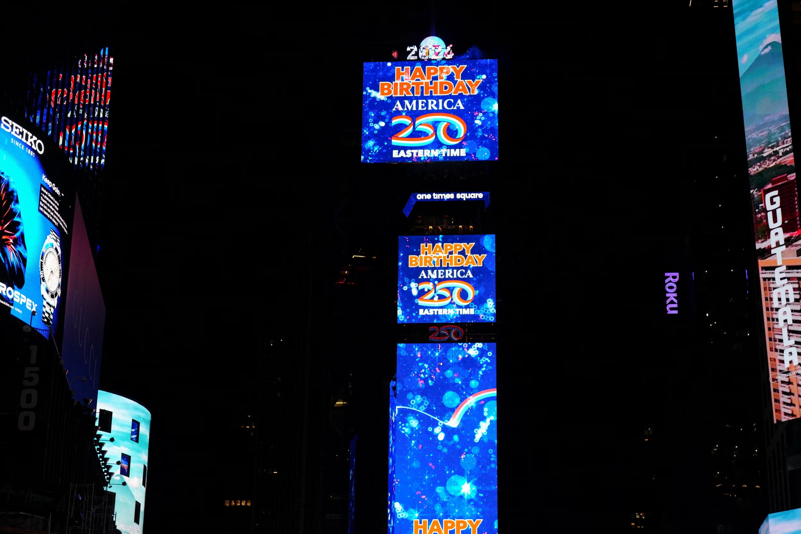 El 4 de julio comenz&oacute; con la ca&iacute;da de la ic&oacute;nica bola de Times Square por el 250 aniversario del D&iacute;a de la Independencia (REUTERS/Angelina Katsanis).