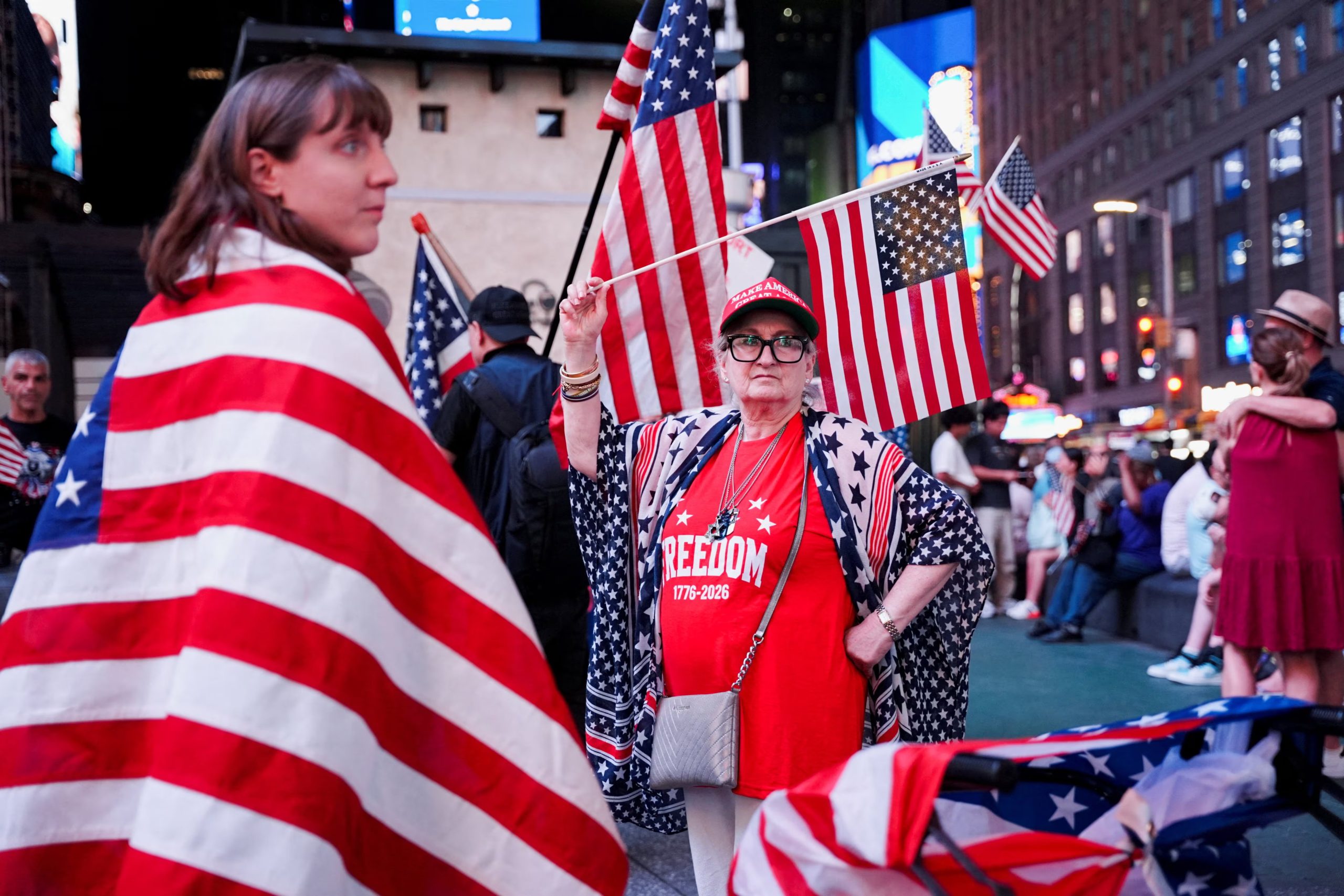 Como si fuera a&ntilde;o nuevo, la gente se congreg&oacute; en Times Square para ver la ca&iacute;da de la bola y festejar el comienzo del 4 de julio (REUTERS/Angelina Katsanis).
