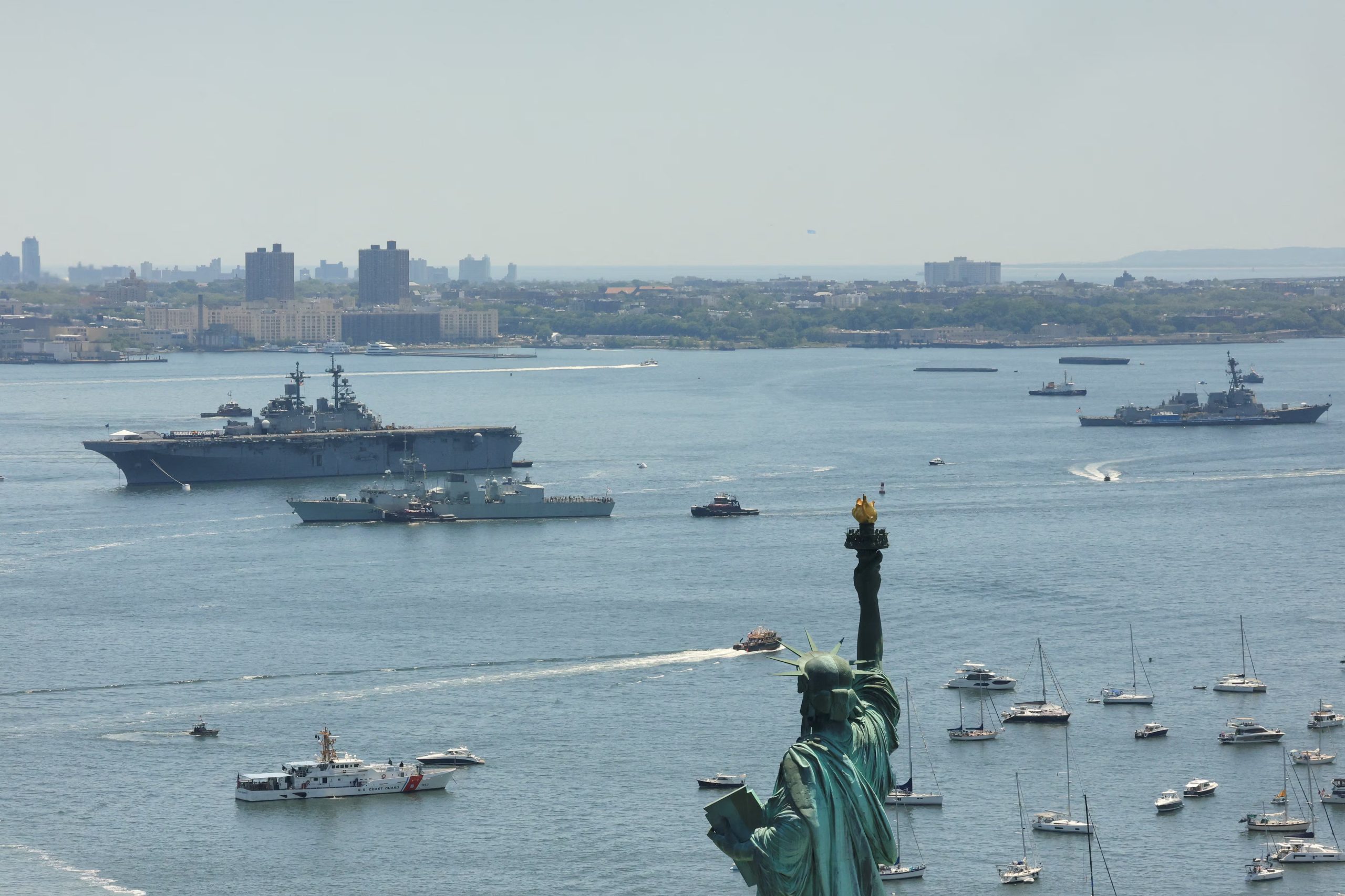 Nueva York fue el escenario del desfile n&aacute;utico y a&eacute;reo Sail4th 250 para celebrar el 4 de julio (REUTERS/Brendan McDermid).