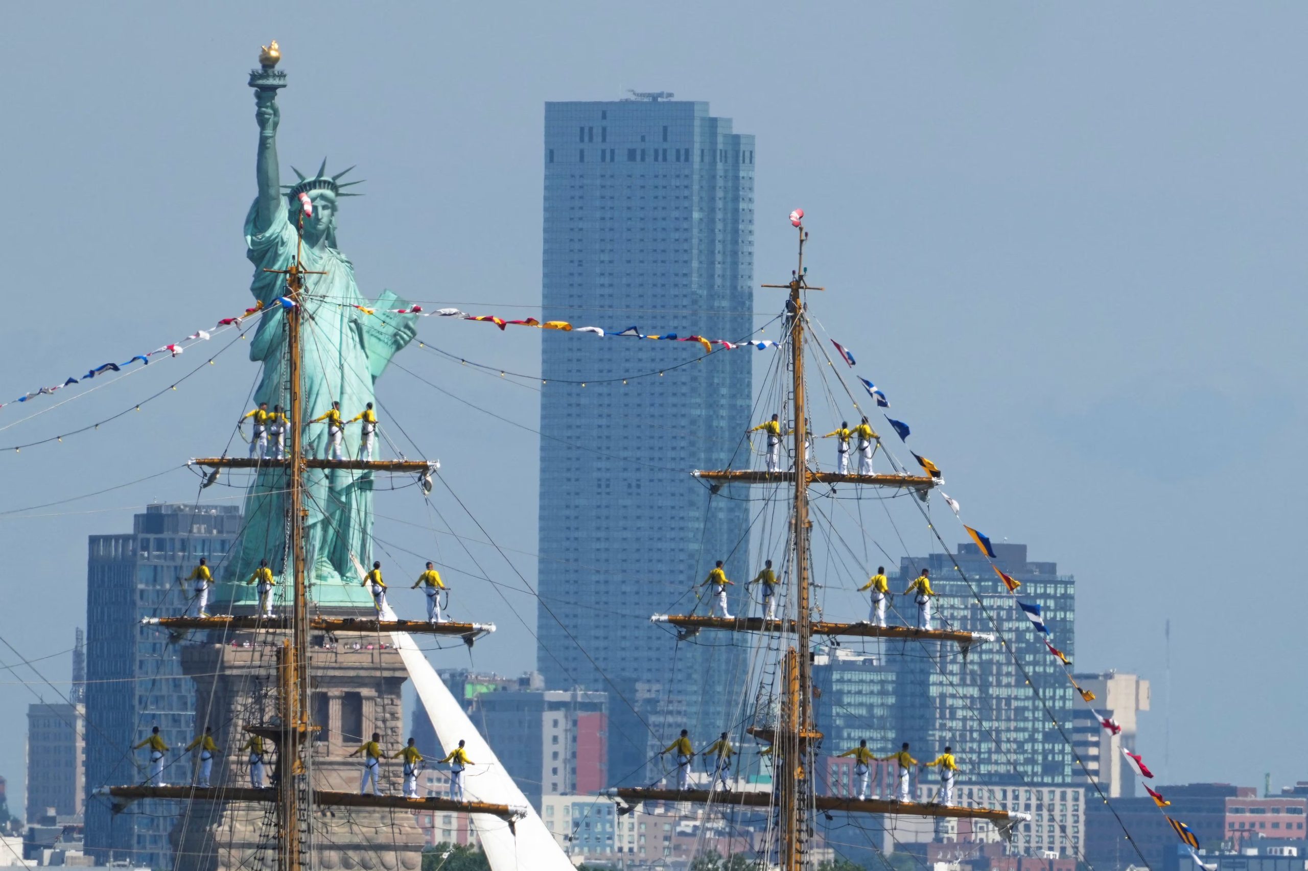 Unos 20.000 marineros, 80 barcos, 40 veleros de gran tama&ntilde;o, 32 buques de guerra y cerca de 200 aeronaves militares protagonizaron el Sail4th 250 en el cielo y el puerto de Nueva York (REUTERS/David Dee Delgado).