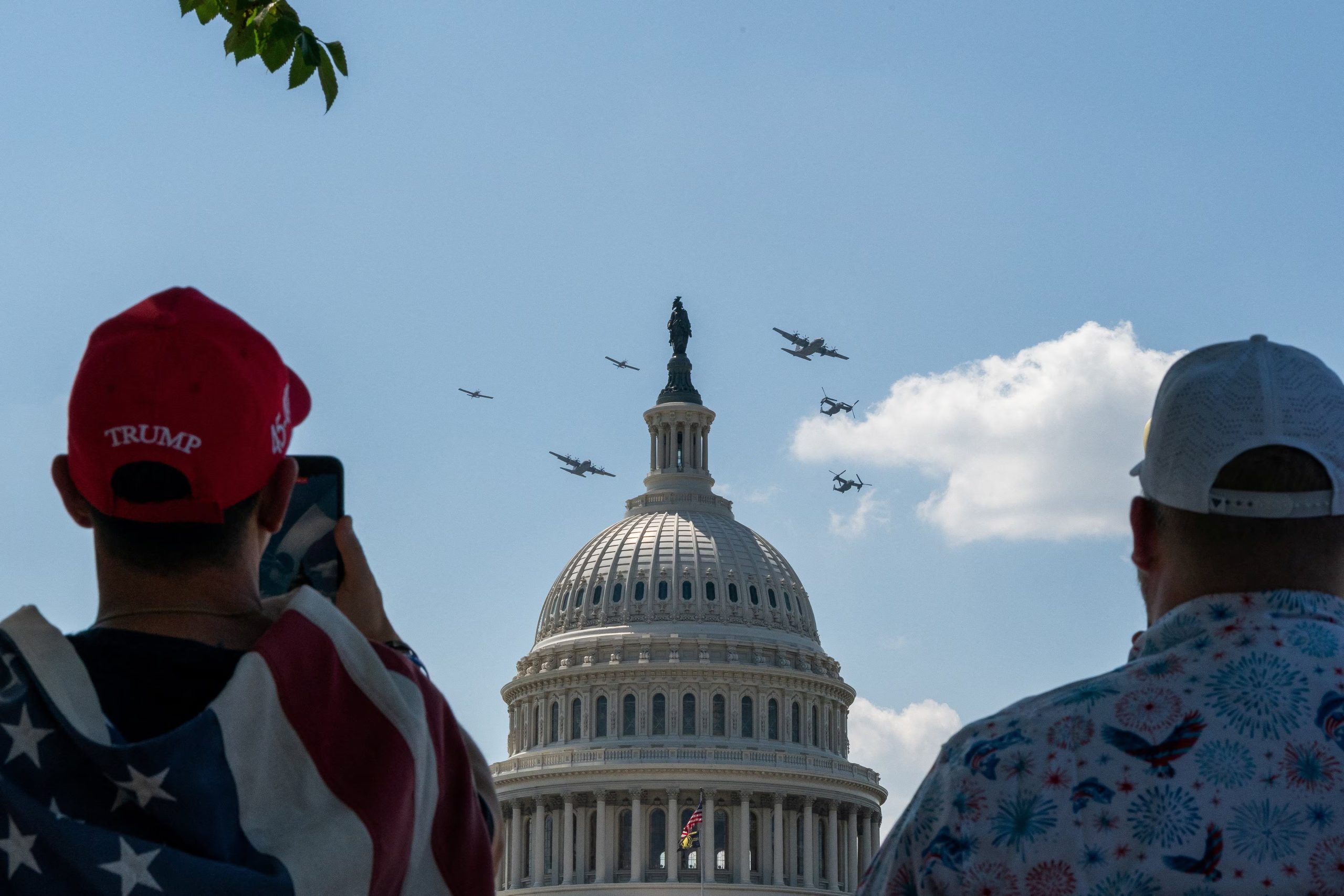 Un escuadr&oacute;n de la Fuerza A&eacute;rea de Estados Unidos sobrevol&oacute; las inmediaciones del Capitolio durante el evento Salute to America (REUTERS/Elizabeth Frantz).