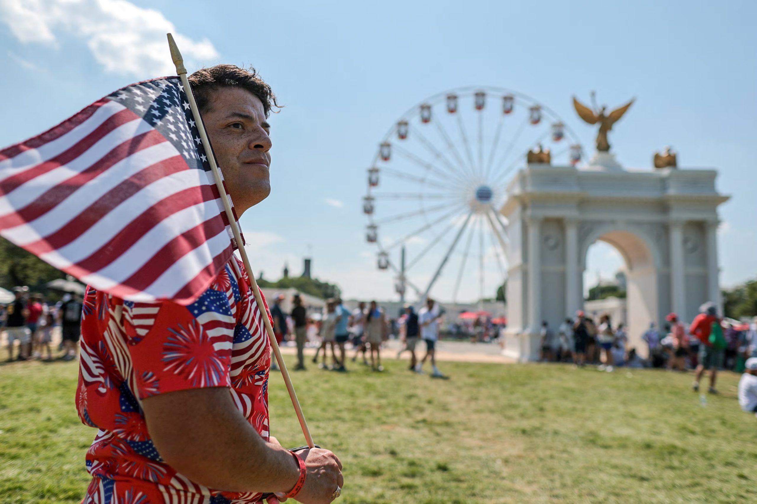 Visitantes recorren la Great American State Fair en el National Mall en Washington D.C., una de las actividades centrales de los festejos por el 250&deg; aniversario (REUTERS/Jonathan Ernst).