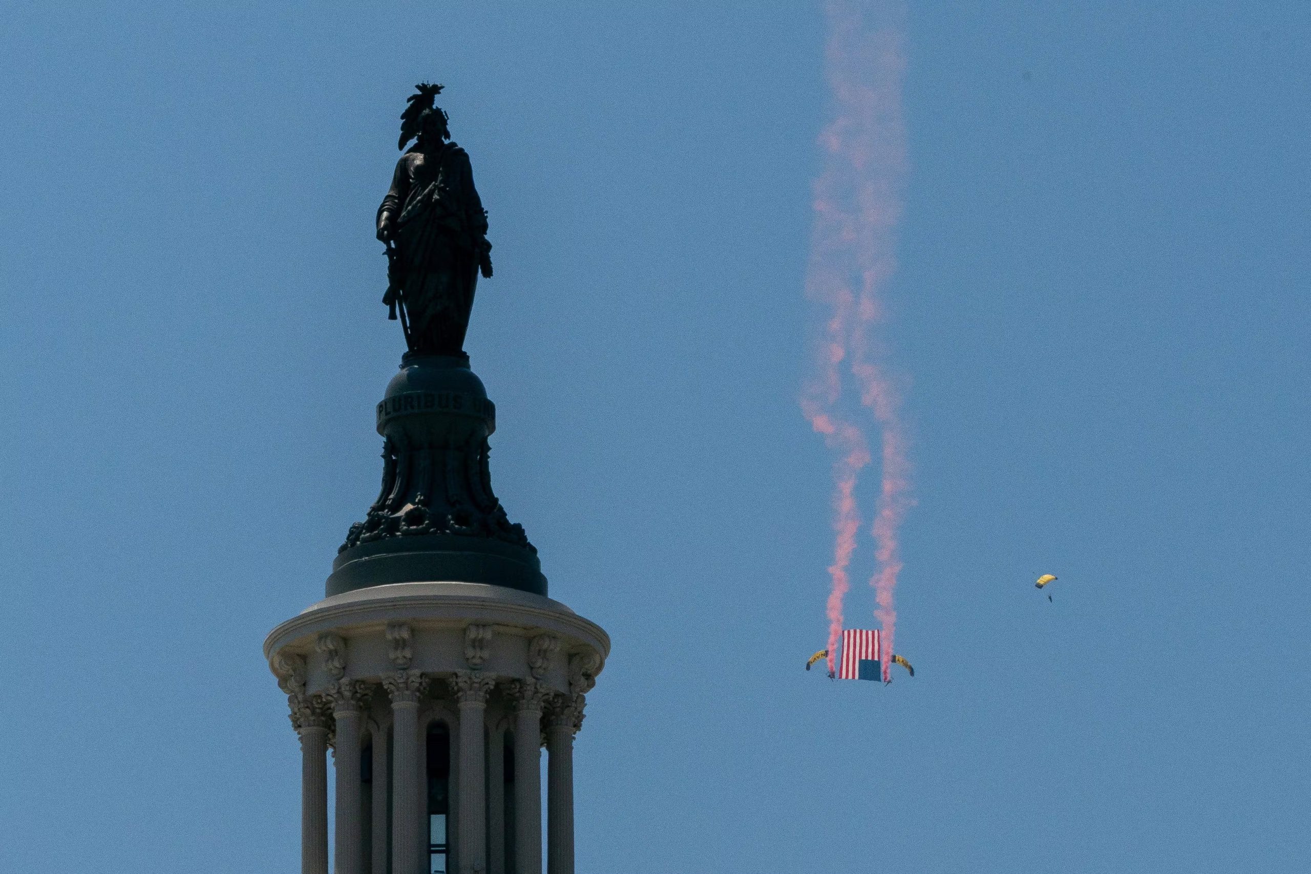 Integrantes del equipo de paracaidistas Leap Frogs de la Marina de Estados Unidos descendieron sobre el National Mall en Washington, D.C. (REUTERS/Elizabeth Frantz).