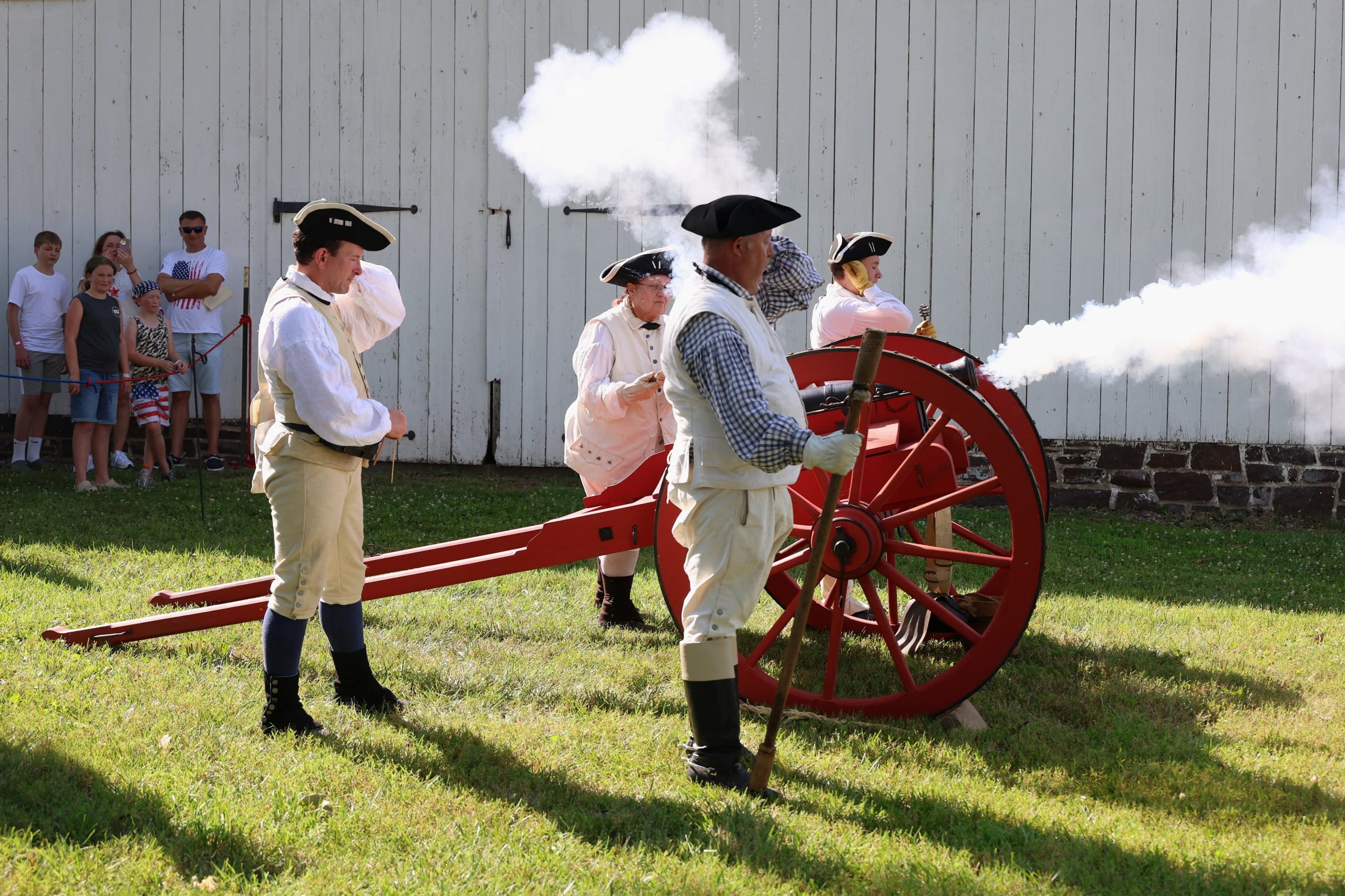 Recreadores hist&oacute;ricos participaron de una demostraci&oacute;n de mosquetes en el Washington Crossing Historic Park en Pensilvania (REUTERS/Hannah Beier).