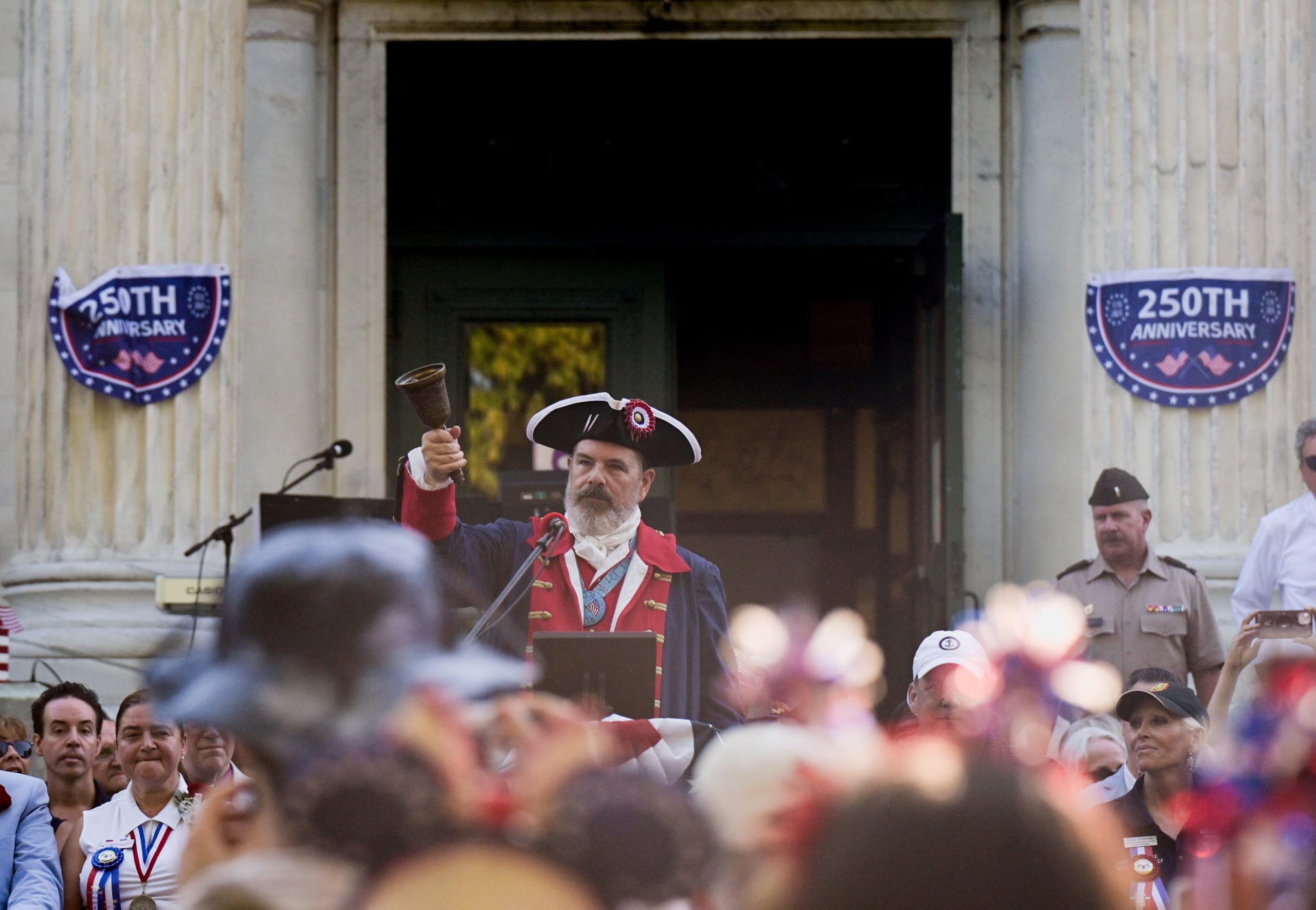 El pregonero Mike Rielly hizo sonar la campana antes de un discurso en el Desfile Militar, C&iacute;vico y de Bomberos de Bristol, Rhode Island, considerado la celebraci&oacute;n del 4 de julio m&aacute;s antigua e ininterrumpida de Estados Unidos (REUTERS/Daniel Sarch)