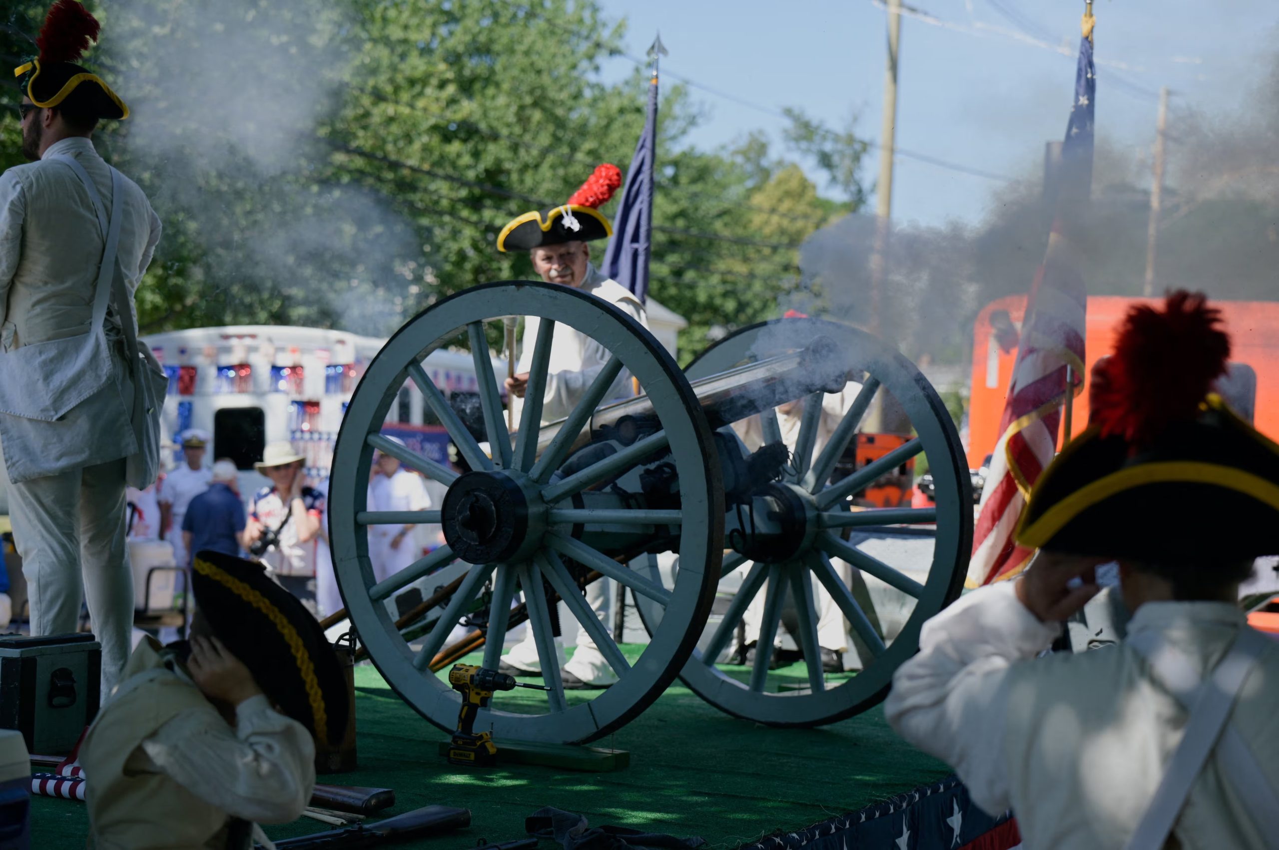 El Bristol Train of Artillery dispar&oacute; un ca&ntilde;&oacute;n para dar inicio al desfile militar, c&iacute;vico y de bomberos en Bristol, Rhode Island (REUTERS/Daniel Sarch).