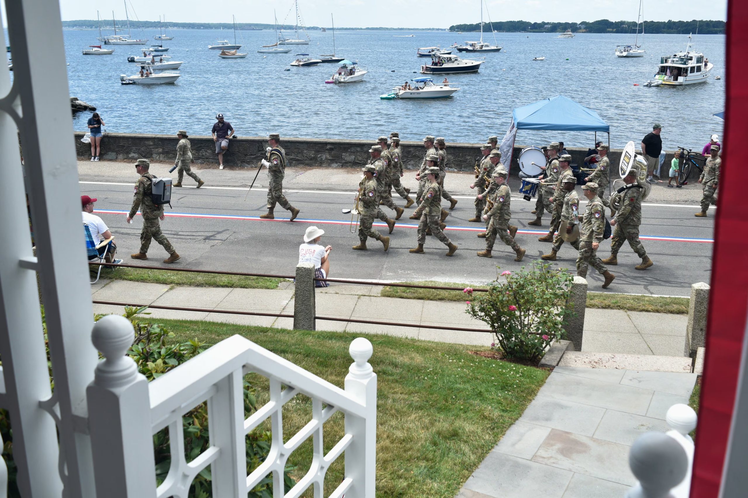 La 88.&ordf; Banda del Ej&eacute;rcito del Gobernador desfil&oacute; durante el Desfile Militar, C&iacute;vico y de Bomberos de Bristol, Rhode Island (REUTERS/Daniel Sarch).