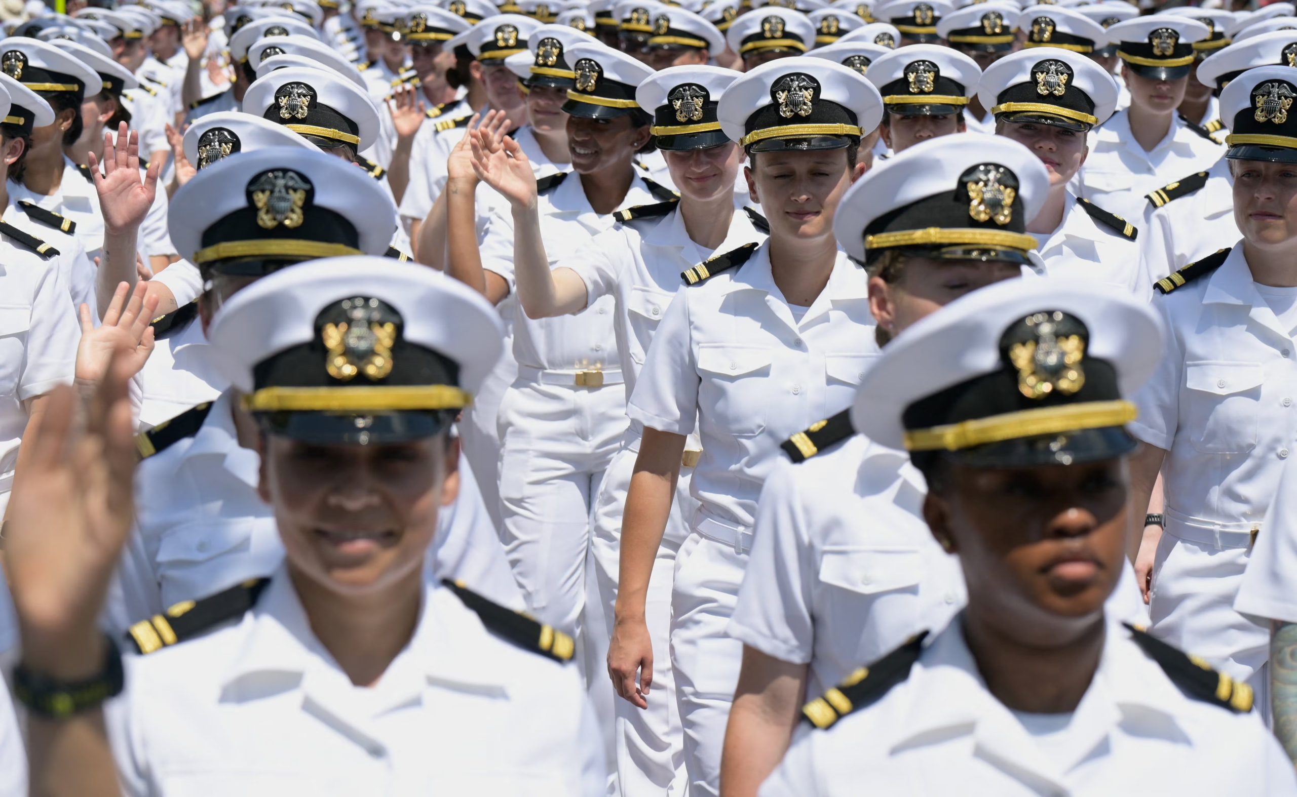 Efectivos de la Newport Officer Training Command de la Navy Officer Development School desfilaron en Bristol, Rhode Island (REUTERS/Daniel Sarch).