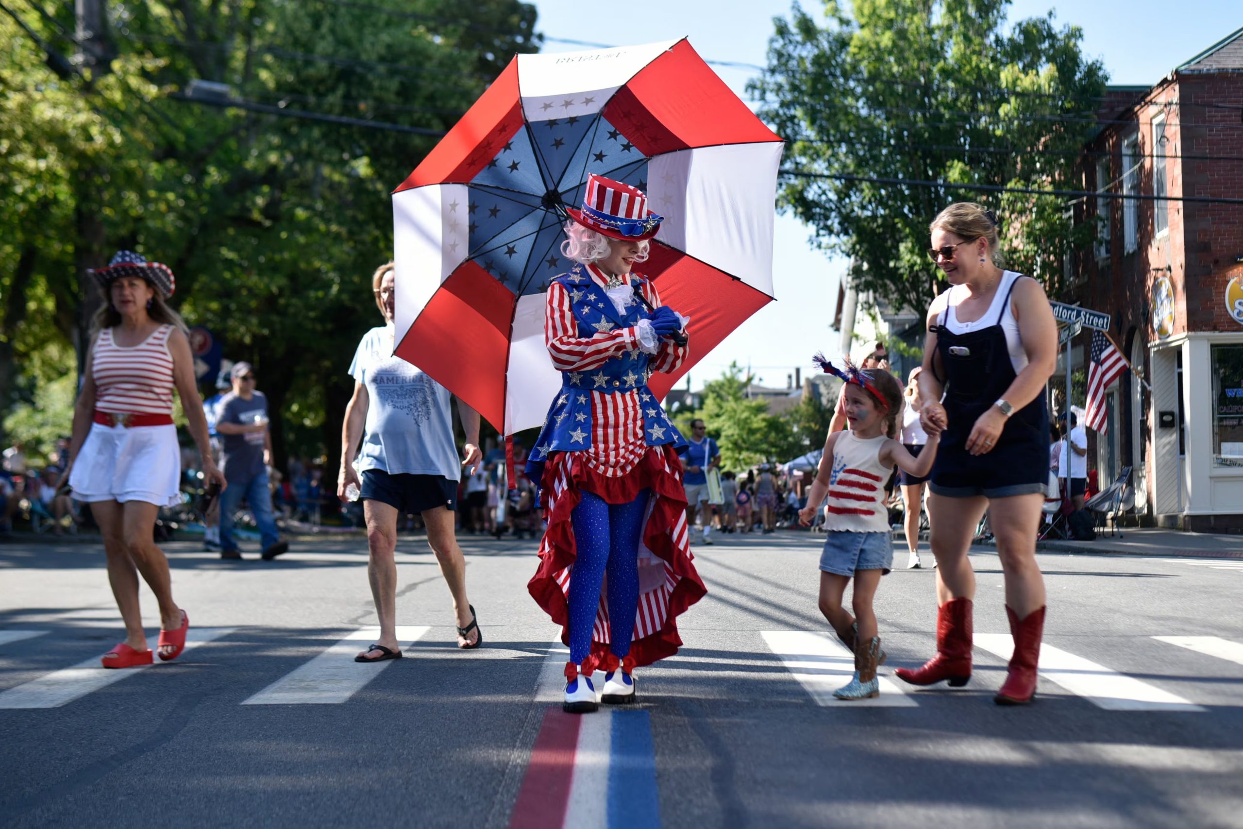 Una residente de Rhode Island se disfraz&oacute; como Auntie Samantha y salud&oacute; a los asistentes en las calles de Bristol (REUTERS/Daniel Sarch).