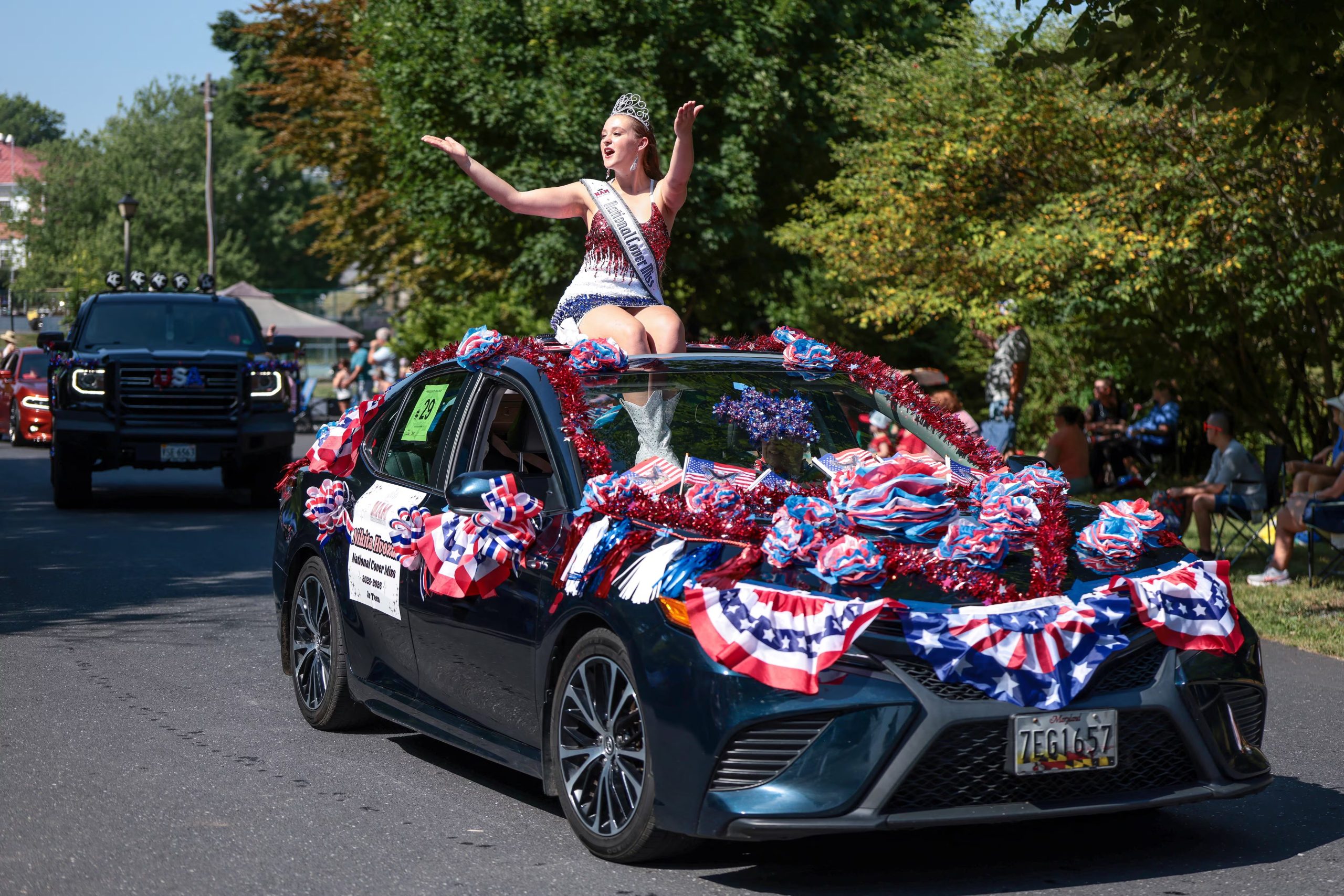 El desfile en Staunton, Virginia, cont&oacute; con autos decorados y participantes que saludaron al p&uacute;blico durante los festejos por el 250&deg; aniversario de la independencia de Estados Unidos (REUTERS/Evelyn Hockstein).