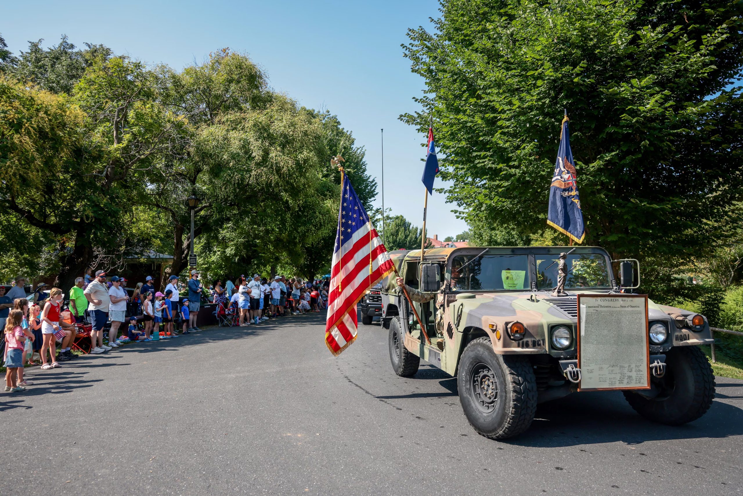 Vecinos y visitantes se ubicaron a los costados de las calles para observar el desfile por el 250&deg; aniversario de la independencia de Estados Unidos en Staunton, Virginia (REUTERS/Evelyn Hockstein).