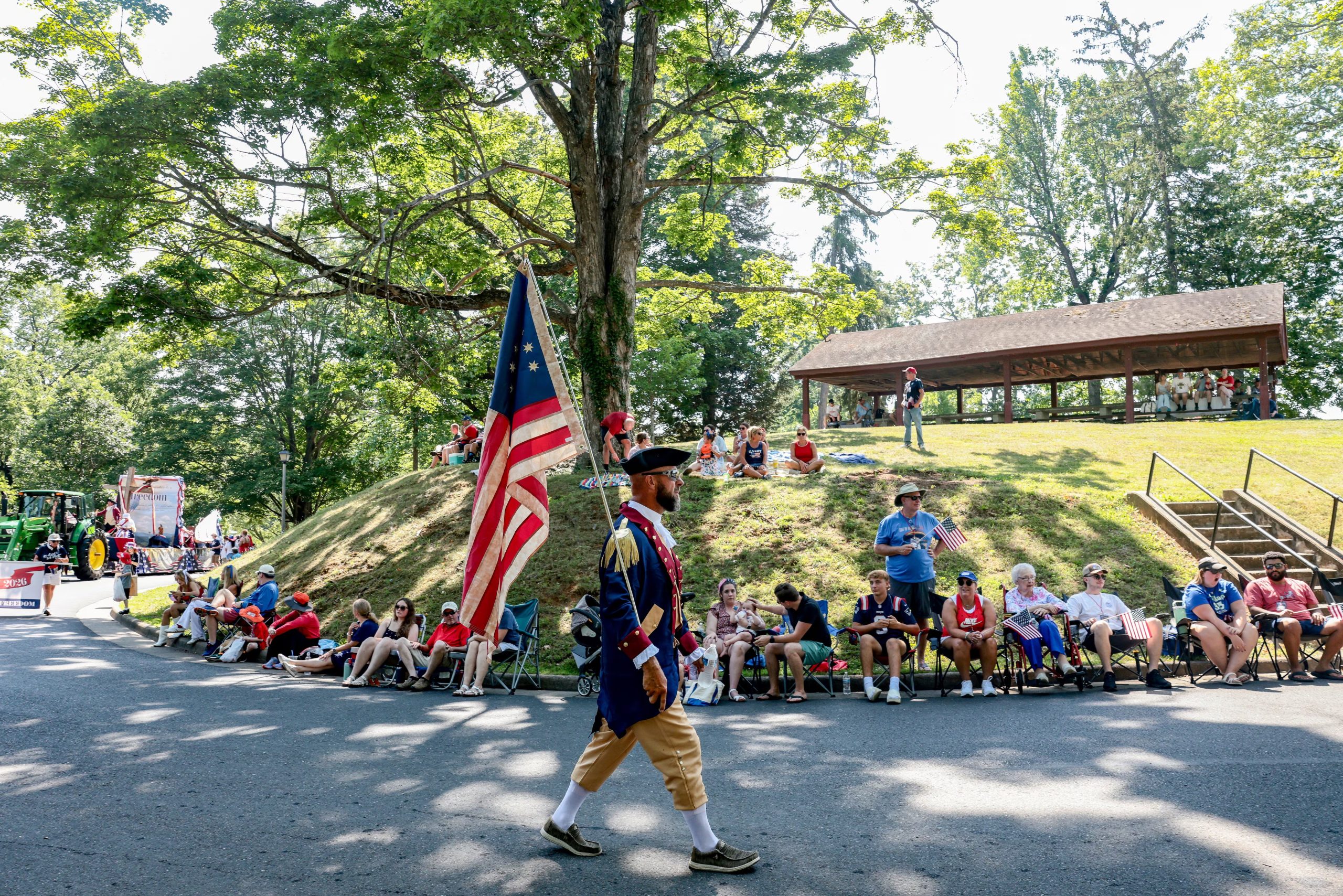 Recreadores hist&oacute;ricos desfilaron con uniformes de soldados de la Guerra de Independencia en Staunton, Virginia (REUTERS/Evelyn Hockstein).