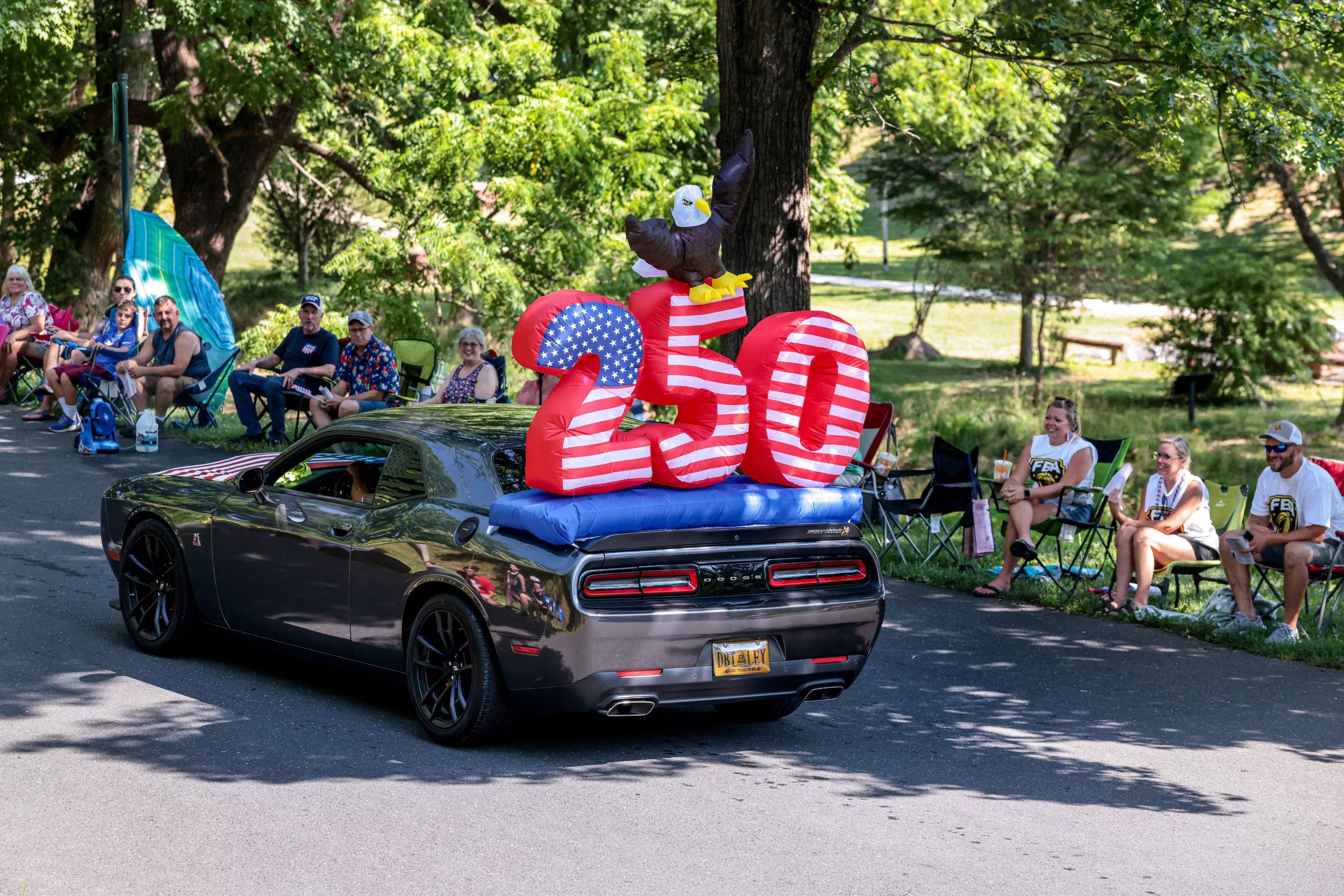 Autos decorados recorrieron las calles de Staunton, Virginia, mientras familias y grupos de amigos se congregaron a los costados para presenciar el desfile (REUTERS/Evelyn Hockstein).