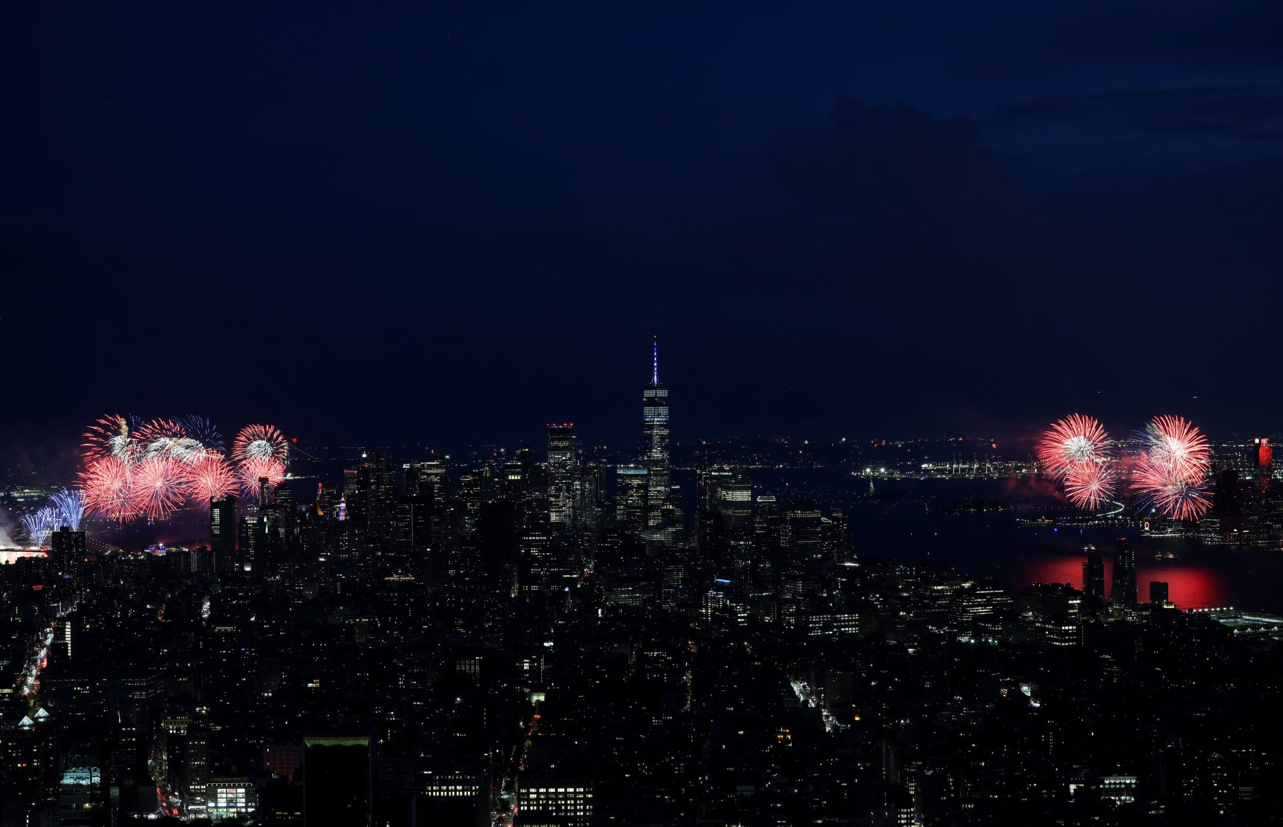 El tradicional espect&aacute;culo de fuegos artificiales de Macy&rsquo;s ilumin&oacute; el cielo de Nueva York durante la celebraci&oacute;n del D&iacute;a de la Independencia (REUTERS/Carlos Barria).