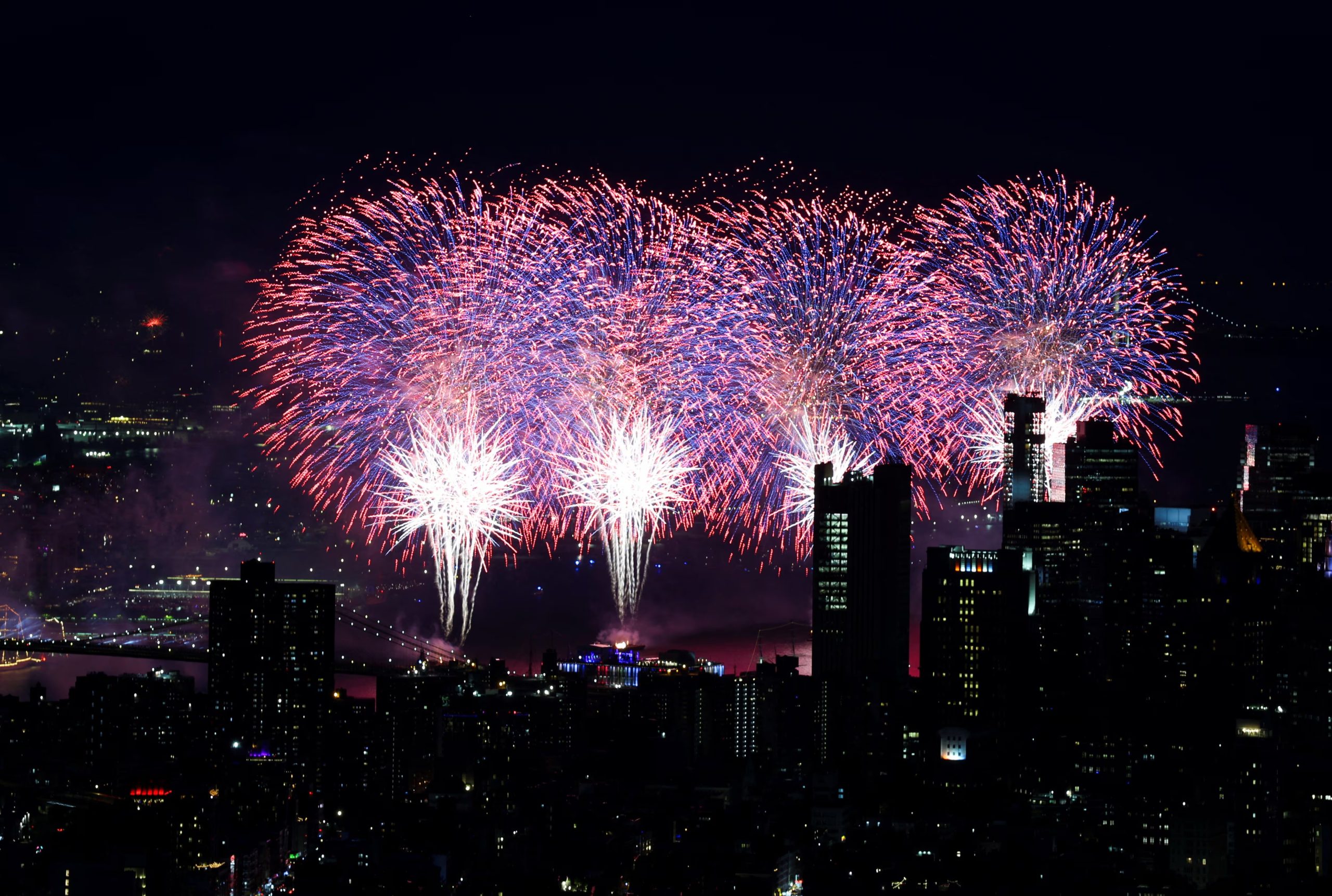 Los fuegos artificiales organizados por Macy&rsquo;s marcaron el cierre de los festejos por el D&iacute;a de la Independencia en Nueva York (REUTERS/Carlos Barria).