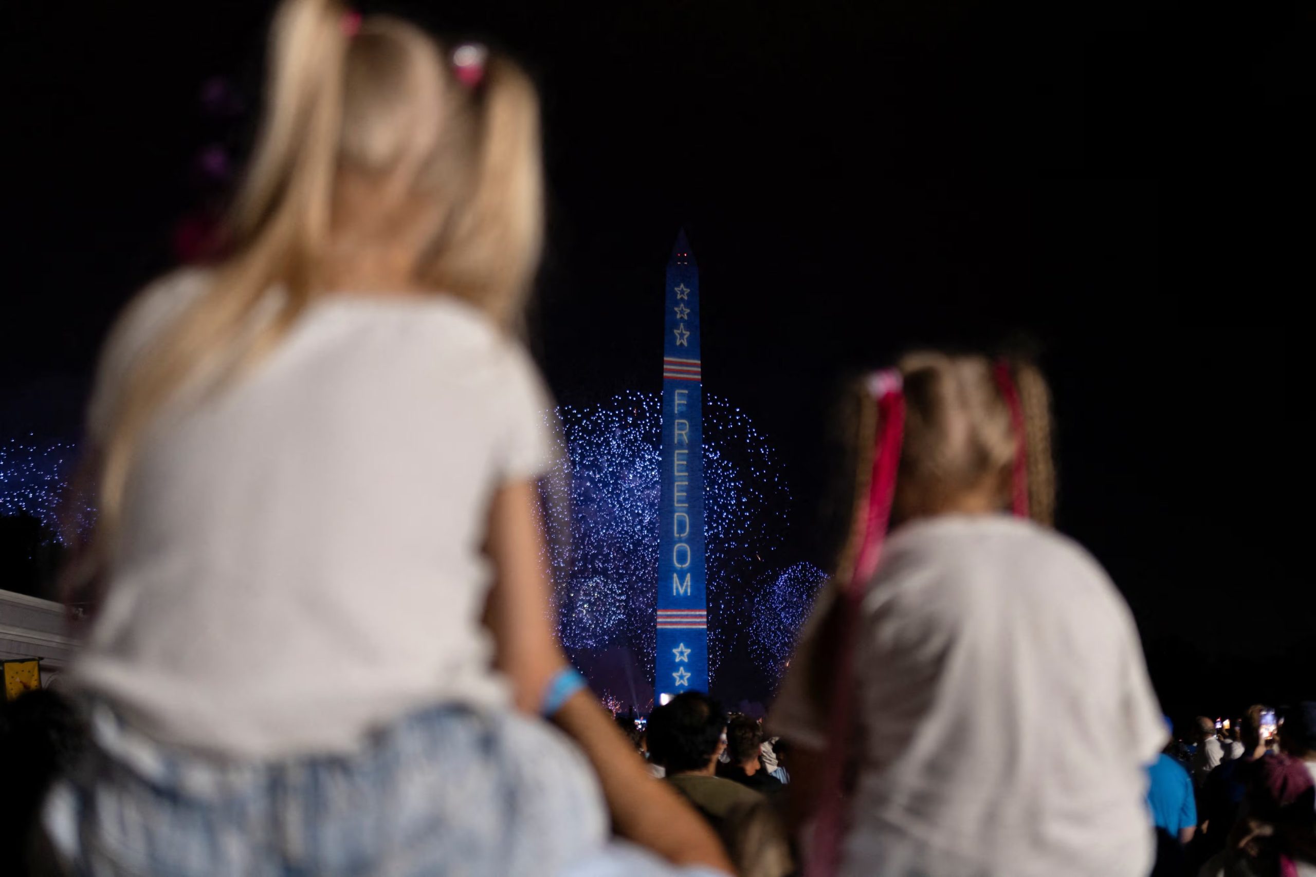 Personas observan un espect&aacute;culo de fuegos artificiales durante el evento &laquo;Freedom 250's Salute to America&raquo;, en el que Estados Unidos celebra su 250.&ordm; aniversario el D&iacute;a de la Independencia &mdash;intentando realizar el mayor despliegue pirot&eacute;cnico de la historia con 850.000 fuegos artificiales&mdash; en Washington D. C., Estados Unidos, el 5 de julio de 2026 (REUTERS/Cheney Orr)