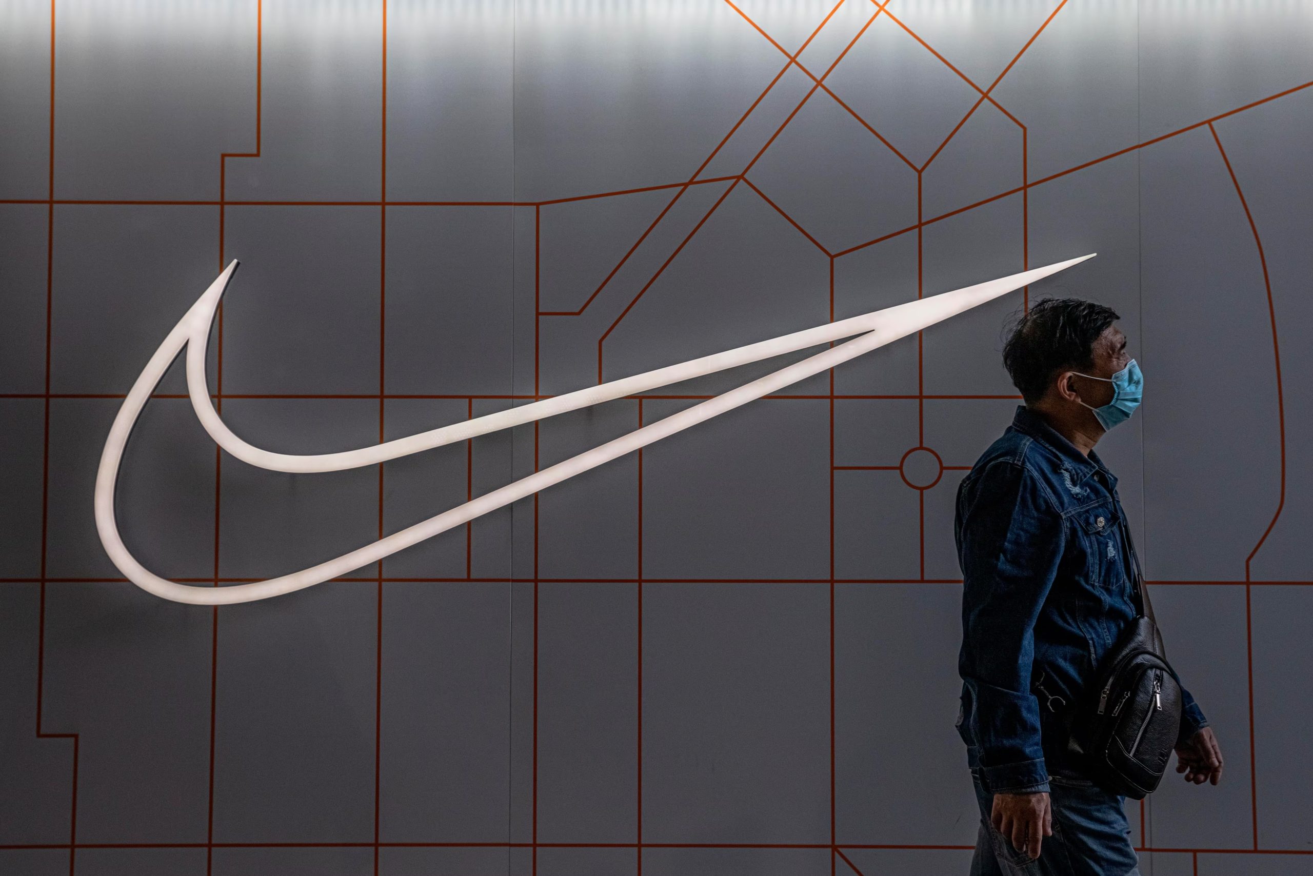 La ralentizaci&oacute;n en China y la falta de innovaci&oacute;n agravan los desaf&iacute;os de Nike, mientras la compa&ntilde;&iacute;a busca recuperar rentabilidad (EFE/EPA)