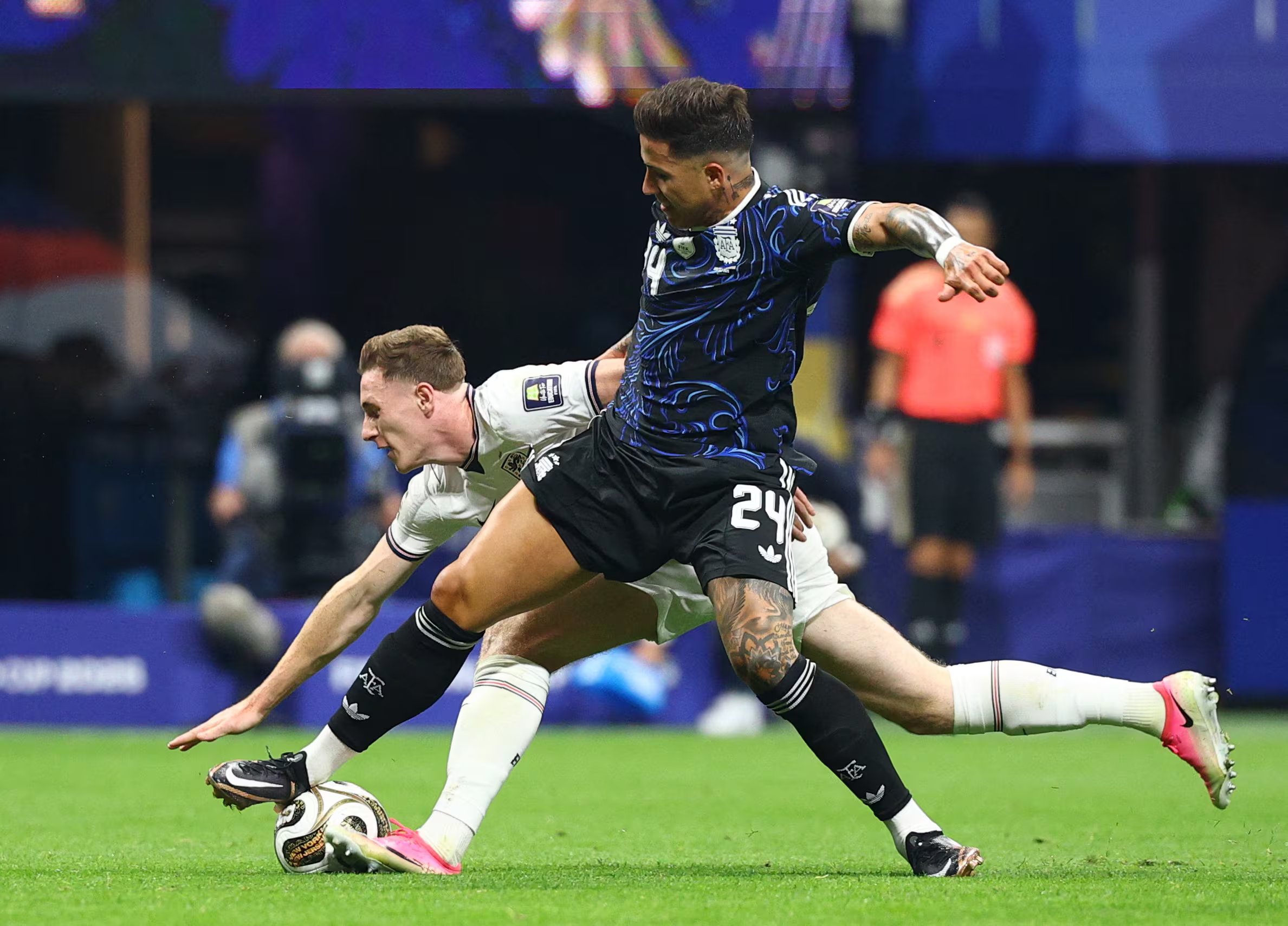 El quite limpio de Enzo Fernández ante Anderson (Foto: Reuters/Nathan Ray Seebeck)