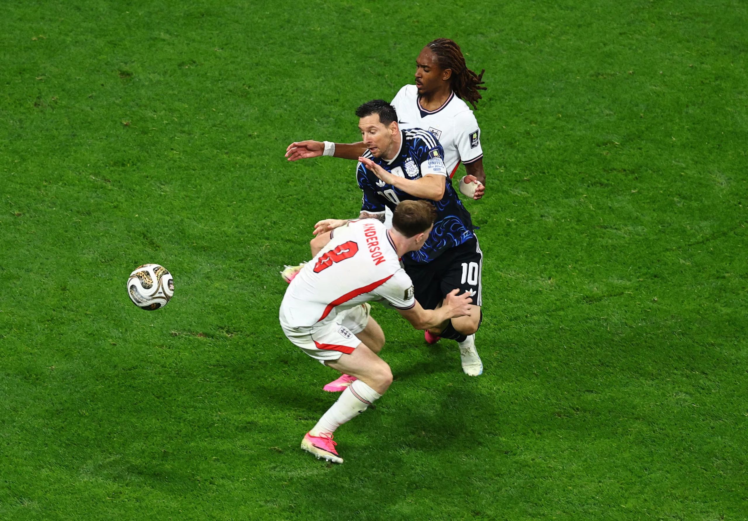 Elliot Anderson derriba a Messi, que en la caída, cuando estaba de espaldas, se choca contra Spence (Foto: Reuters/Carlos Barria)