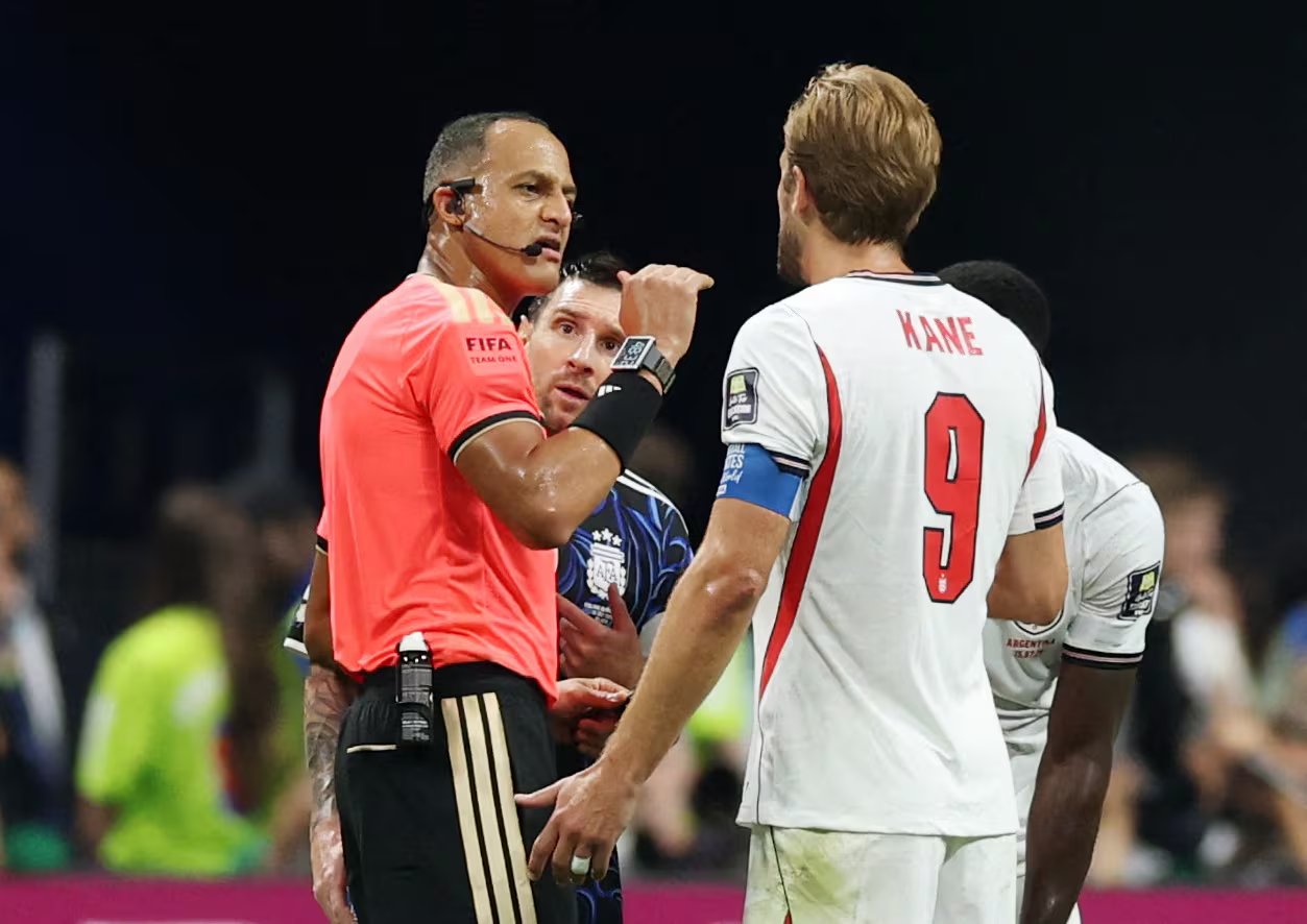 Messi y Kane hablan con el árbitro apenas pitó el final del primer tiempo (Foto: Reuters/Paul Childs)