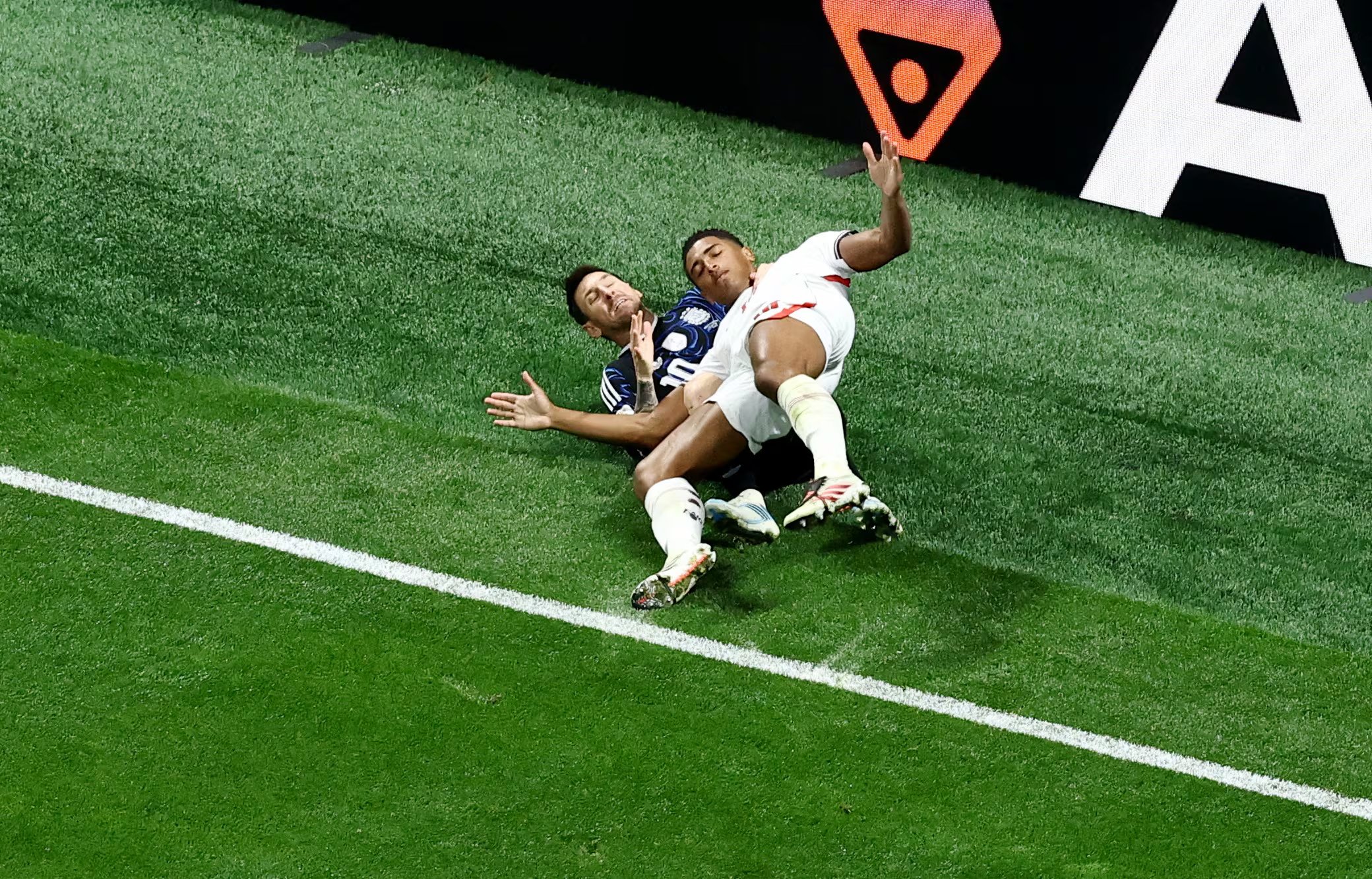 Messi y Bellingham terminan en el suelo tras la marca del jugador inglés (Foto: Reuters/Lee Smith)