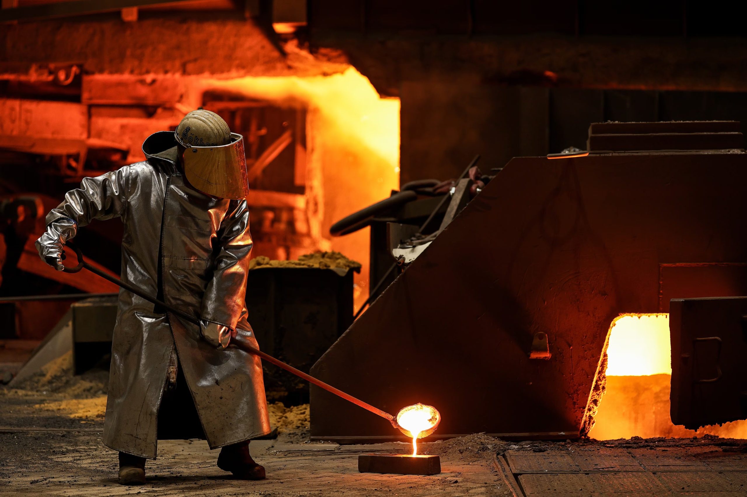 Un trabajador en una f&aacute;brica de acero de la empresa alemana ThyssenKrupp en Duisburg, en el noroeste de Alemania (EFE/EPA/FRIEDEMANN VOGEL)