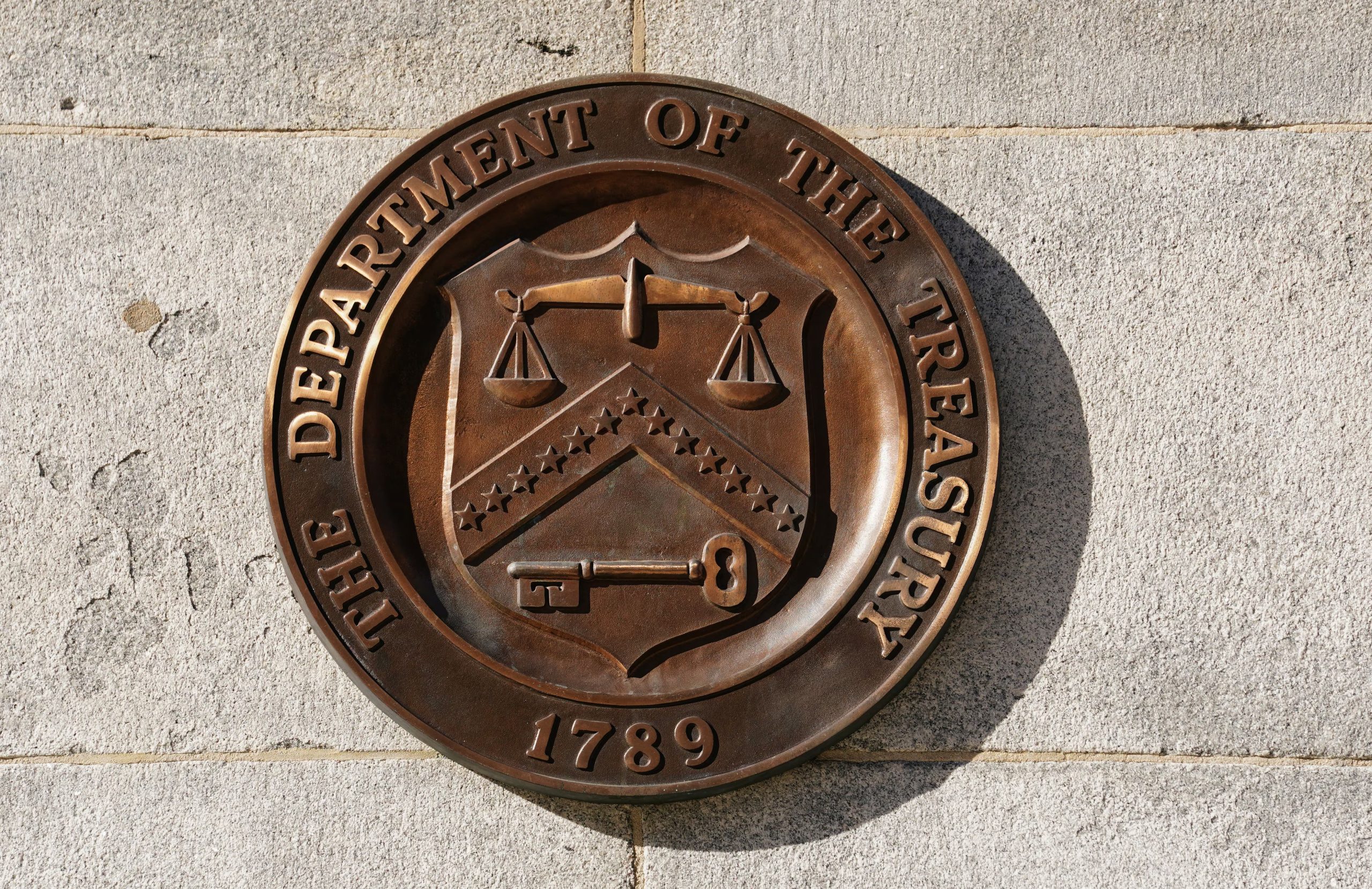 Un sello de bronce para el Departamento del Tesoro se muestra en el edificio del Tesoro, en Washington, EEUU (REUTERS/Kevin Lamarque)