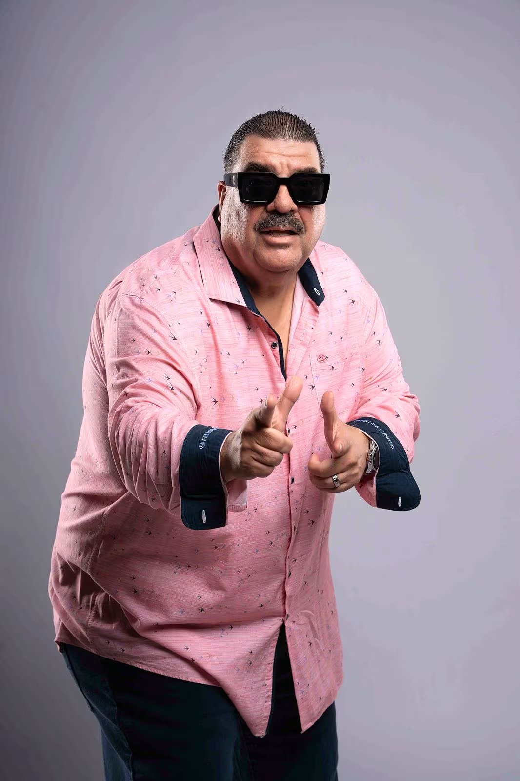 El cantante Maelo Ruiz posa en un estudio con gafas de sol, celebrando sus 40 años de trayectoria musical en el Salsa Lima Festival en Perú.