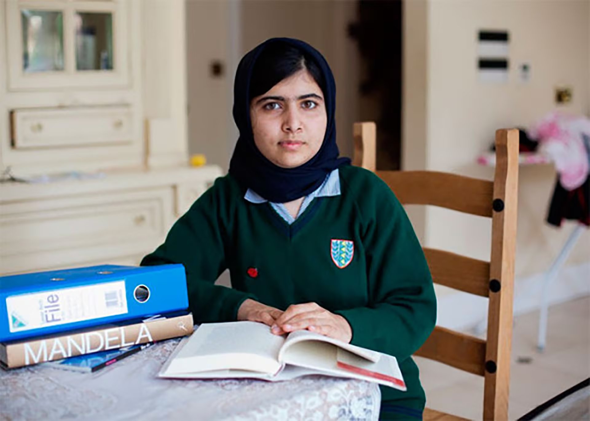 A temprana edad, y bajo el r&eacute;gimen talib&aacute;n, Malala Yousafzai comenz&oacute; a alzar la voz para defender el derecho de las mujeres a asistir a la escuela