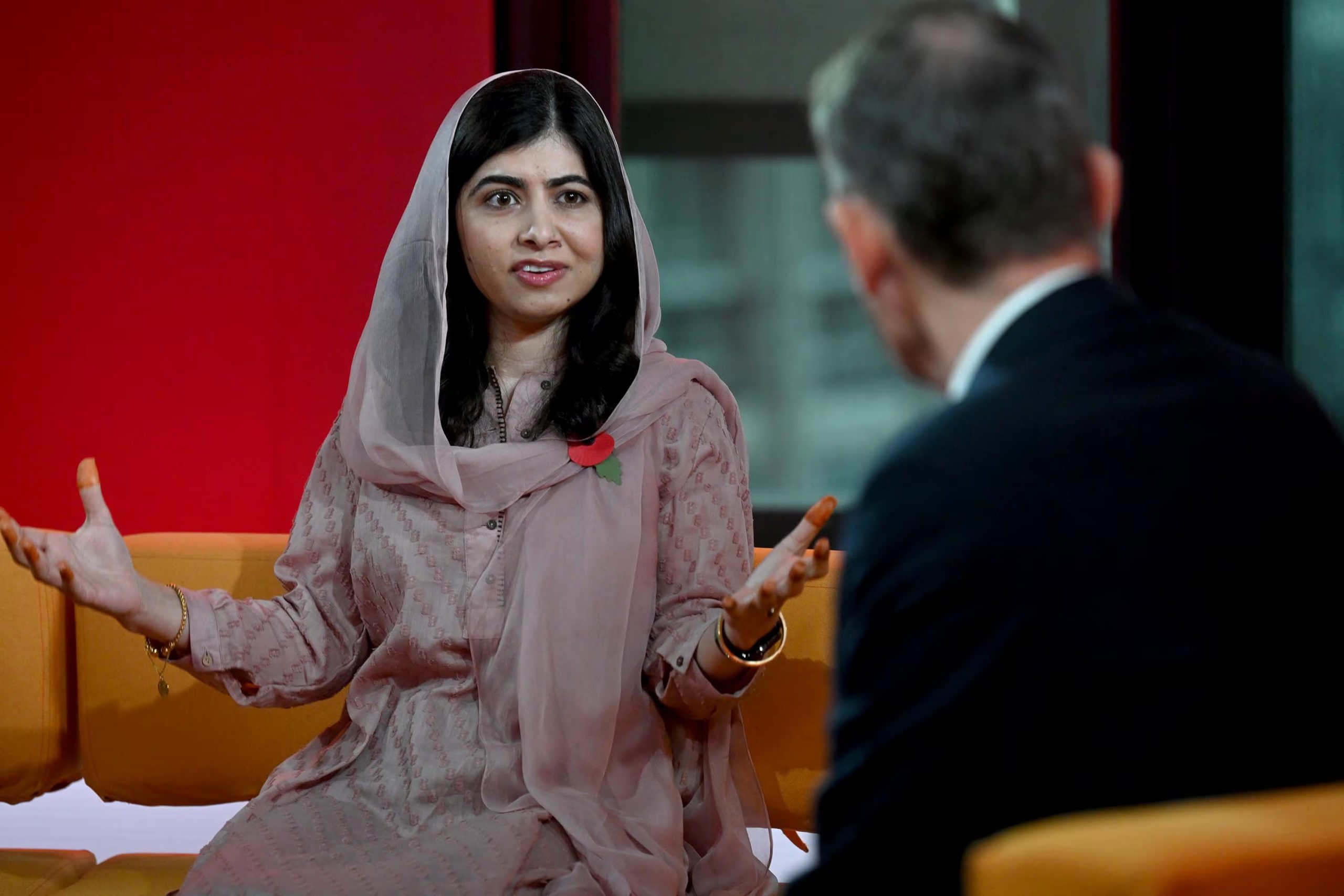 Malala Yousafzai, luego de ganar el Premio Nobel de la Paz, en los estudios de la BBC para 