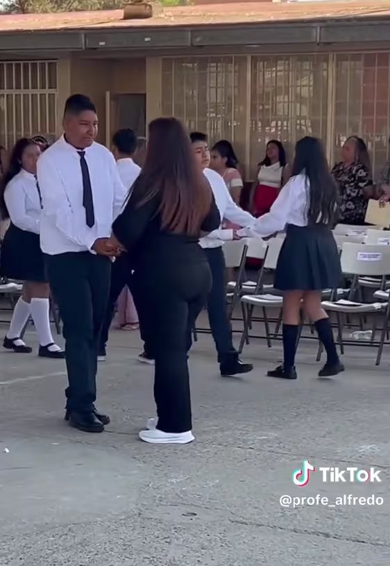 El gesto de amor incondicional recibió aplausos de los asistentes y miles de mensajes de admiración en internet.