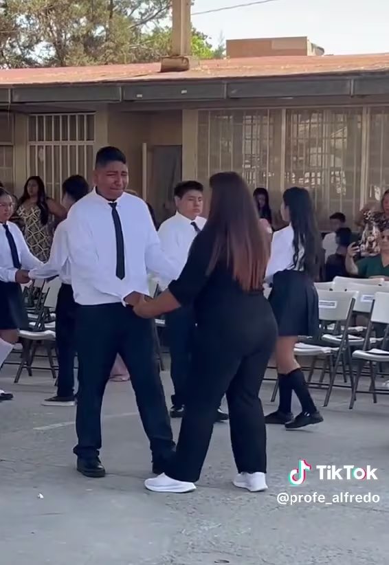 Lo que parecía convertirse en un momento incómodo terminó siendo uno de los recuerdos más especiales de la ceremonia.