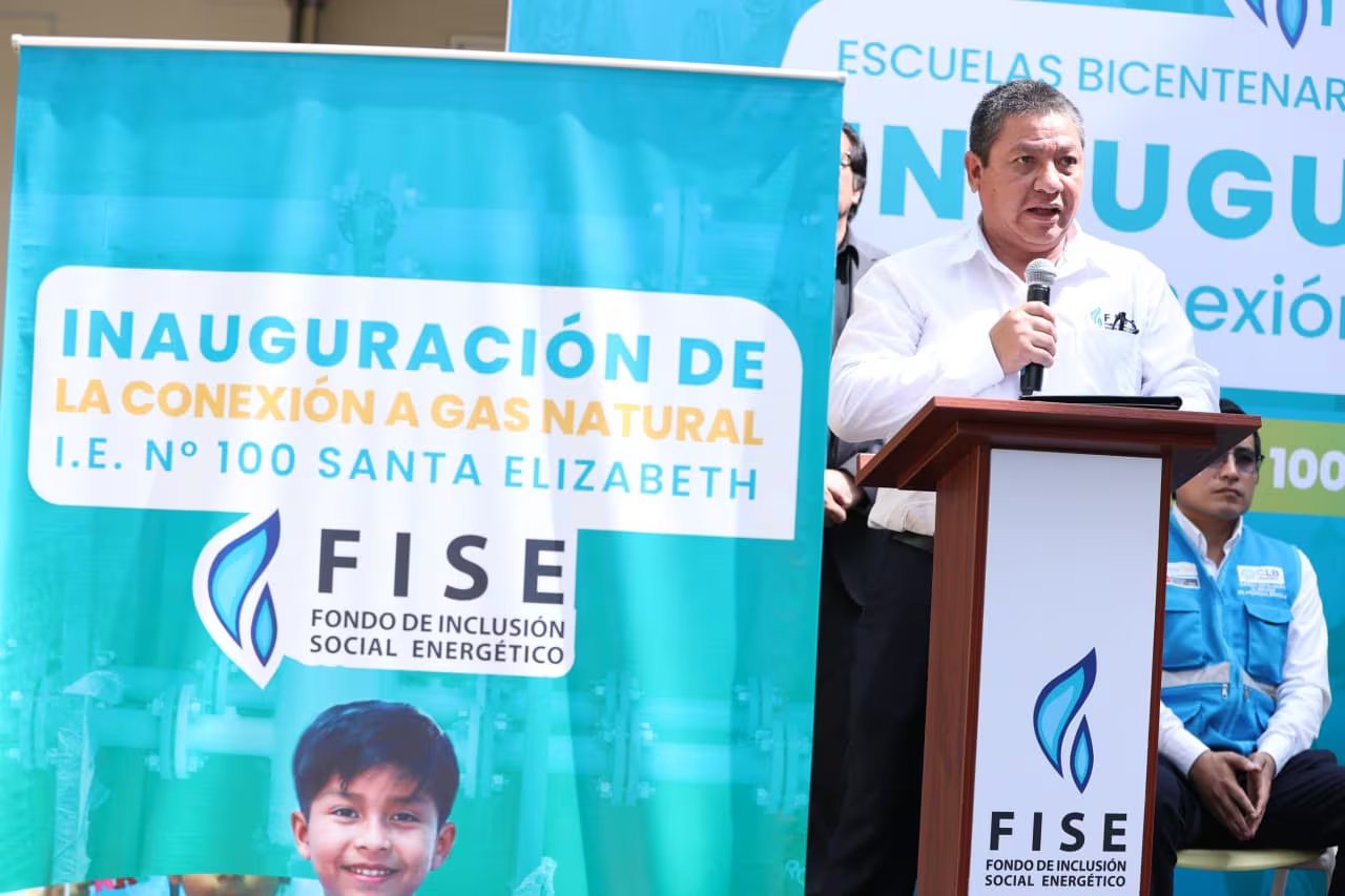 El FISE cubre el costo total de la conexión de gas natural y las escuelas asumen únicamente el consumo mensual del servicio.