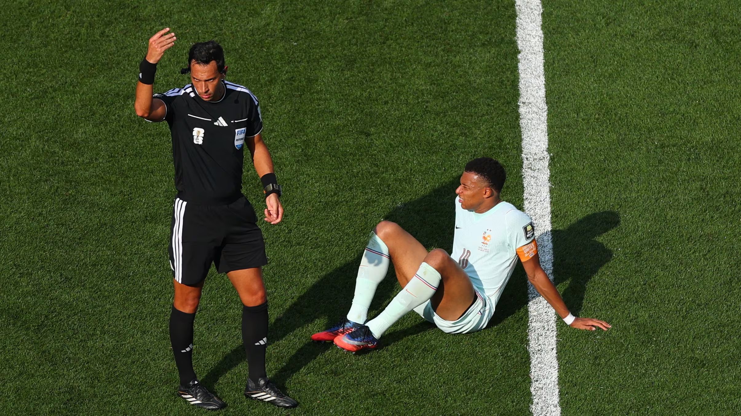 Kylian Mbappe se march&oacute; con molestias (REUTERS/Mike Segar)