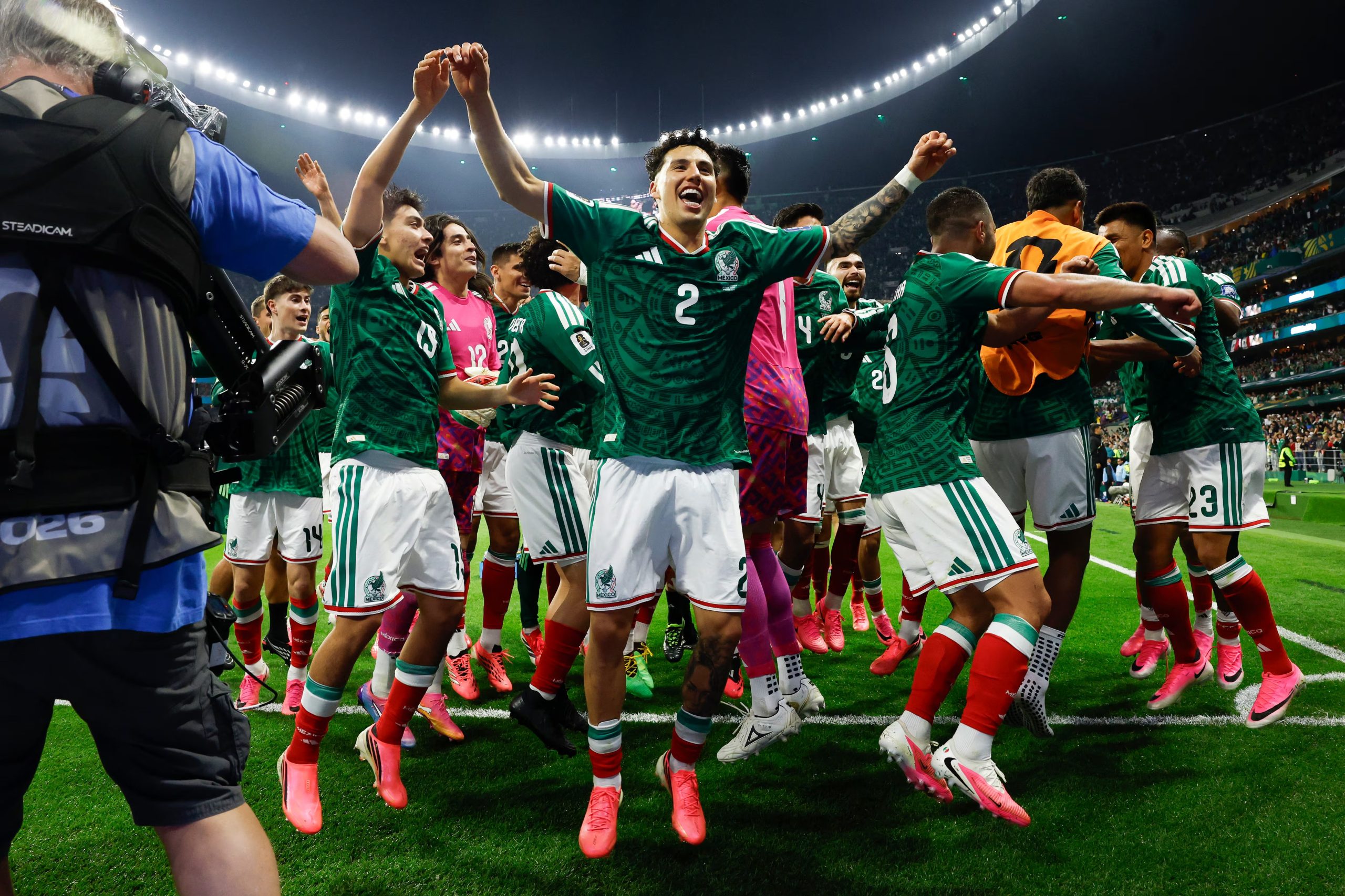 Jugadores de M&eacute;xico celebran este martes al terminar un partido del Mundial 2026 ante Ecuador en el estadio Azteca. EFE/ Alex Cruz
