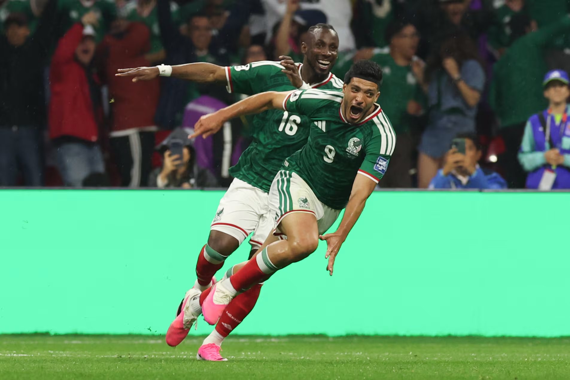 Ra&uacute;l Jim&eacute;nez (d) y Juli&aacute;n Qui&ntilde;ones celebran el segundo gol de M&eacute;xico en el partido de los dieciseisavos de final del Mundial 2026 ante Ecuador en el estadio Azteca?, en Ciudad de M&eacute;xico. EFE/Alex Cruz
