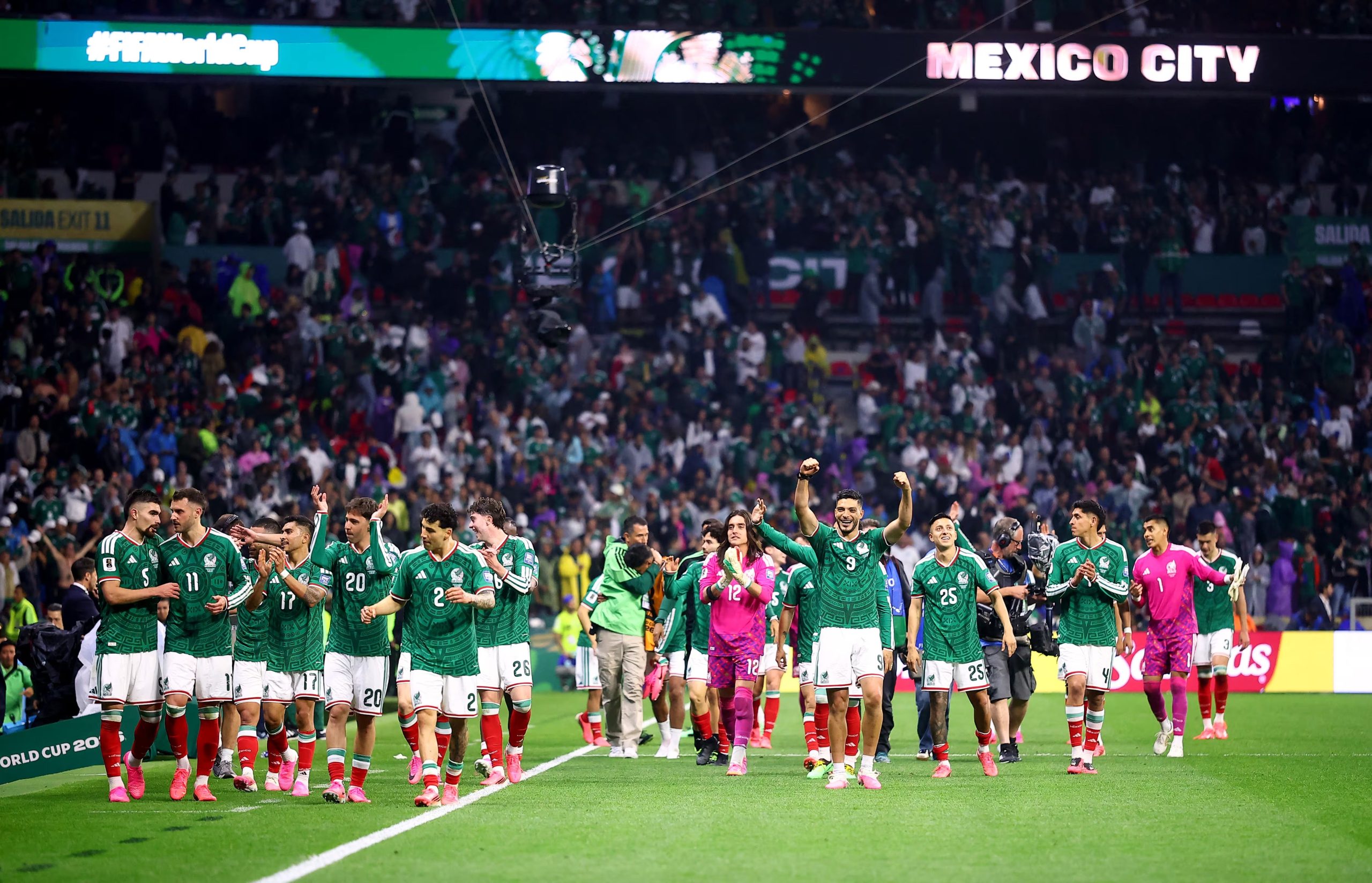 F&uacute;tbol - Copa del Mundo de la FIFA 2026 - Fase de 32 - M&eacute;xico contra Ecuador - Estadio Azteca, Ciudad de M&eacute;xico, M&eacute;xico - 30 de junio de 2026 Ra&uacute;l Jim&eacute;nez, de M&eacute;xico, celebra con sus compa&ntilde;eros tras el partido, en el que M&eacute;xico se clasific&oacute; para los octavos de final del Mundial. REUTERS/Eloisa S&aacute;nchez