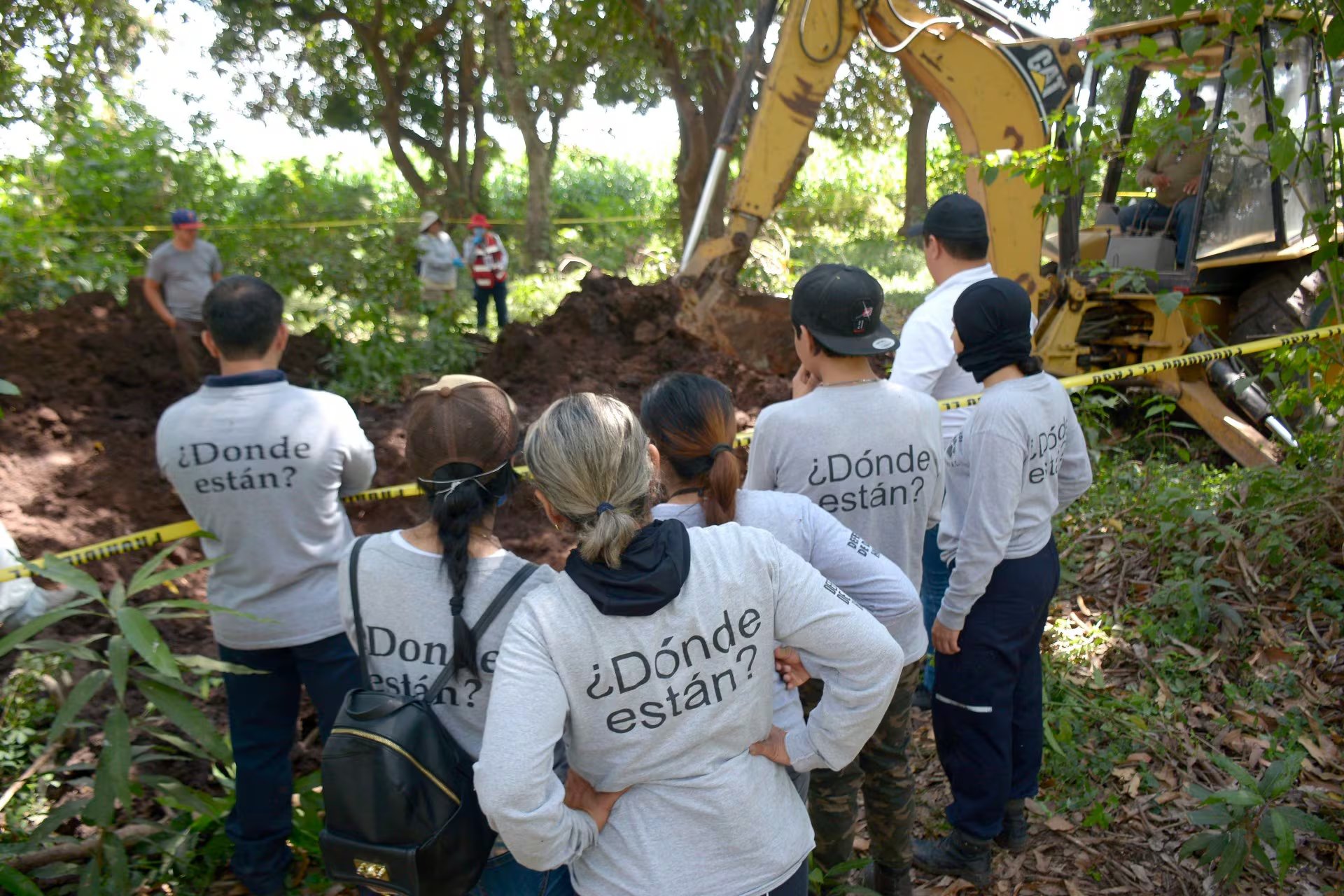 NOVOLATO, SINALOA, 09MARZO2019.- Por lo menos 20 cuerpos enterrados han sido localizados en los últimos cuatro días en fosas clandestinas descubiertas en Navolato, Mazatlán y Los Mochis, por colectivos de familiares de personas desaparecidas. Los hallazgos iniciaron el miércoles y jueves pasado en Mazatlán, cuando otro de los colectivos de familiares localizaron una fosa en donde hallaron 13 cuerpos; mientras que el jueves y viernes en Los Mochis el colectivo Las Rastreadoras localizó otros cinco cuerpos. El viernes y hoy sábado, en Navolato, el colectivo Sabuesos Guerreras localizó los restos de dos personas que estaban enterrados en un paraje ubicado en límites de Culiacán y Navolato. Las investigaciones que realizan dichas mujeres en busca de sus familiares las llevaron hasta un predio ubicado en las inmediaciones del ejido El Pinole, en Culiacancito, y La Platanera, en Navolato.Hasta el momento suman dos cuerpos los que han sido localizados, pero sospechan que puede haber más cuerpos por lo que continúa la búsqueda apoyados por una retroexcavadora. Al lugar se trasladaron peritos de la Fiscalía General del Estado para iniciar las investigaciones. Los restos serán llevados al Servicio Médico Forense en espera de que sean identificados.
FOTO: JUAN CARLOS CRUZ /CUARTOSCURO.COM
