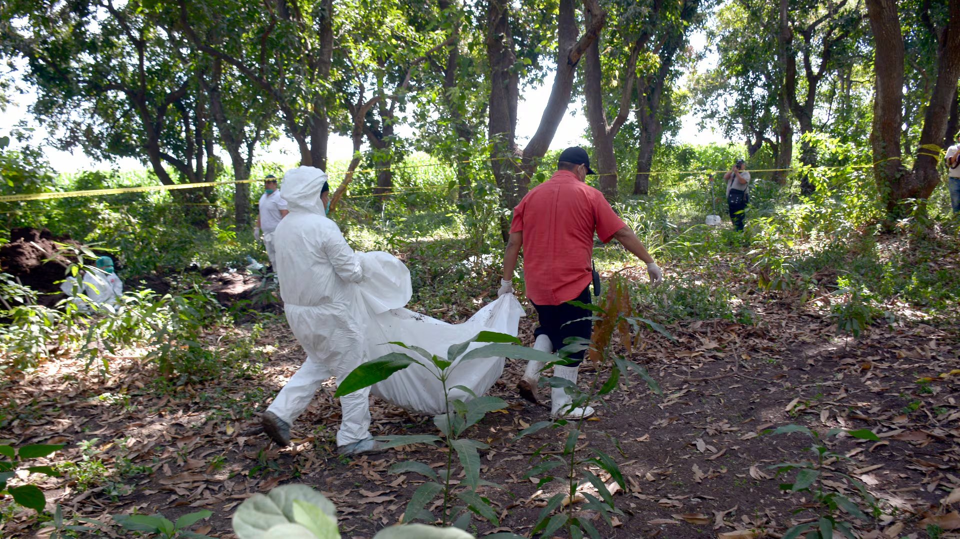 NOVOLATO, SINALOA, 09MARZO2019.- Por lo menos 20 cuerpos enterrados han sido localizados en los últimos cuatro días en fosas clandestinas descubiertas en Navolato, Mazatlán y Los Mochis, por colectivos de familiares de personas desaparecidas. Los hallazgos iniciaron el miércoles y jueves pasado en Mazatlán, cuando otro de los colectivos de familiares localizaron una fosa en donde hallaron 13 cuerpos; mientras que el jueves y viernes en Los Mochis el colectivo Las Rastreadoras localizó otros cinco cuerpos. El viernes y hoy sábado, en Navolato, el colectivo Sabuesos Guerreras localizó los restos de dos personas que estaban enterrados en un paraje ubicado en límites de Culiacán y Navolato. Las investigaciones que realizan dichas mujeres en busca de sus familiares las llevaron hasta un predio ubicado en las inmediaciones del ejido El Pinole, en Culiacancito, y La Platanera, en Navolato.Hasta el momento suman dos cuerpos los que han sido localizados, pero sospechan que puede haber más cuerpos por lo que continúa la búsqueda apoyados por una retroexcavadora. Al lugar se trasladaron peritos de la Fiscalía General del Estado para iniciar las investigaciones. Los restos serán llevados al Servicio Médico Forense en espera de que sean identificados.
FOTO: JUAN CARLOS CRUZ /CUARTOSCURO.COM